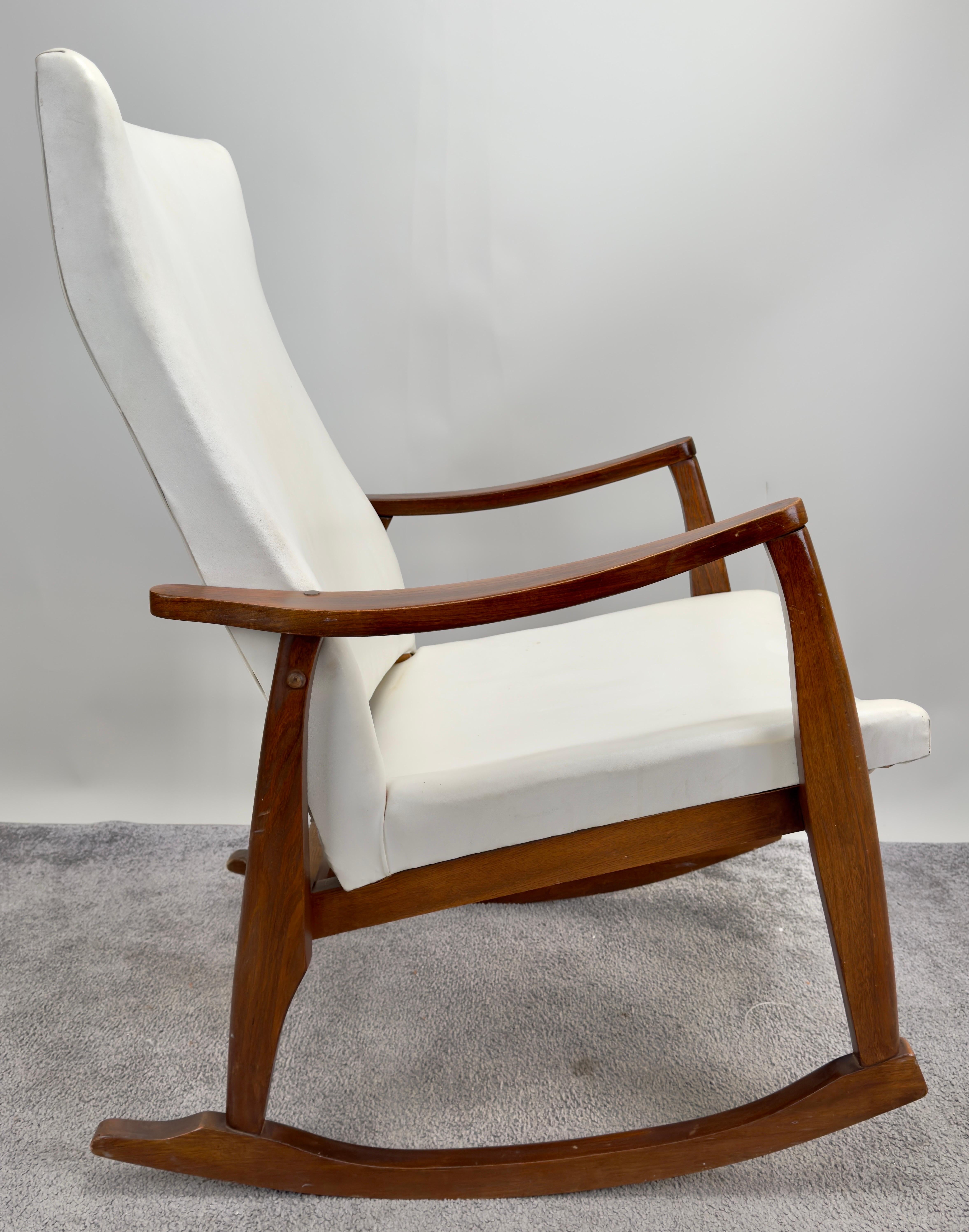 Mid-Century Modern Milo Baughman Style MCM in White Faux Leather Rocking Chair (Fauteuil à bascule en simili-cuir)  en vente