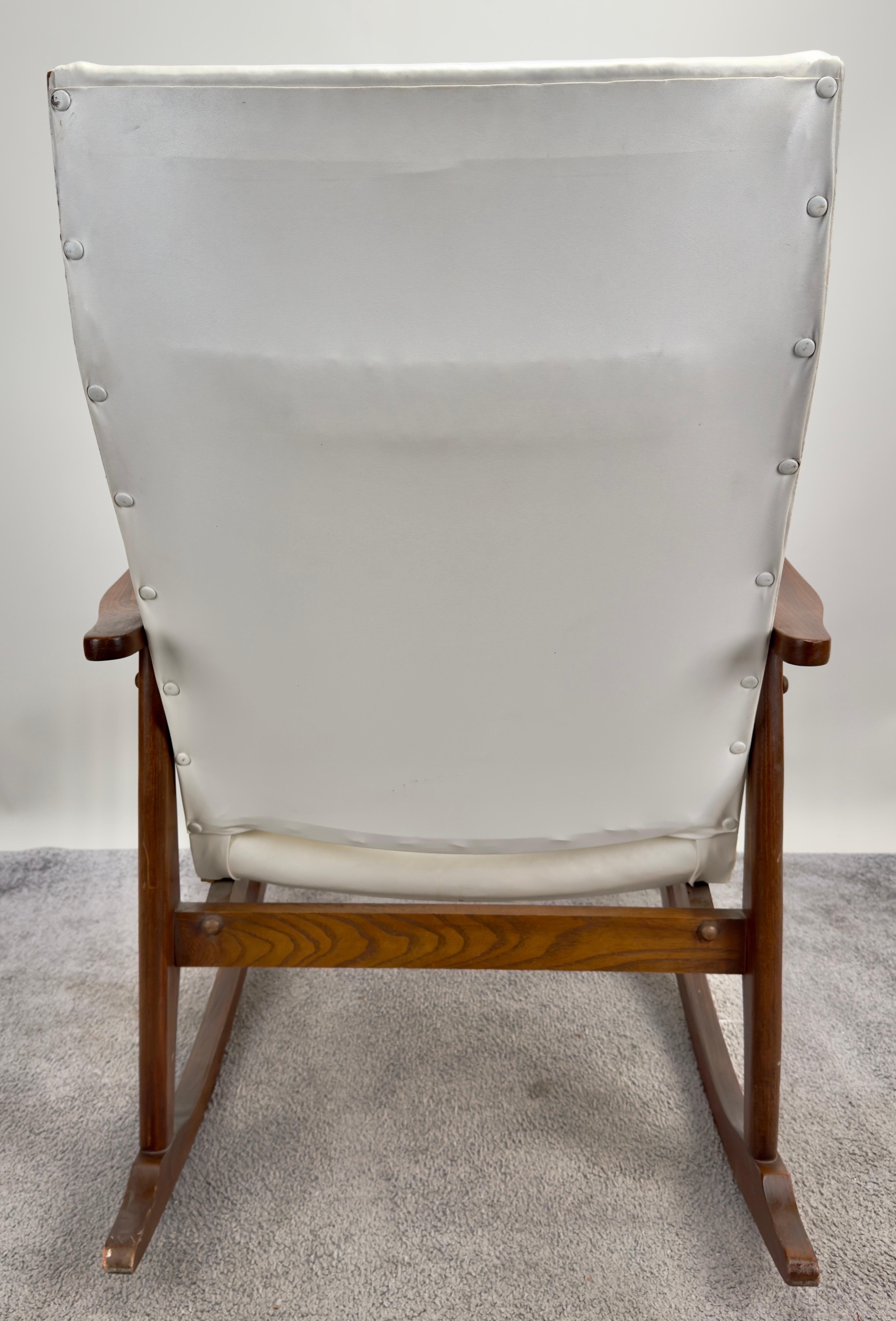 Américain Milo Baughman Style MCM in White Faux Leather Rocking Chair (Fauteuil à bascule en simili-cuir)  en vente