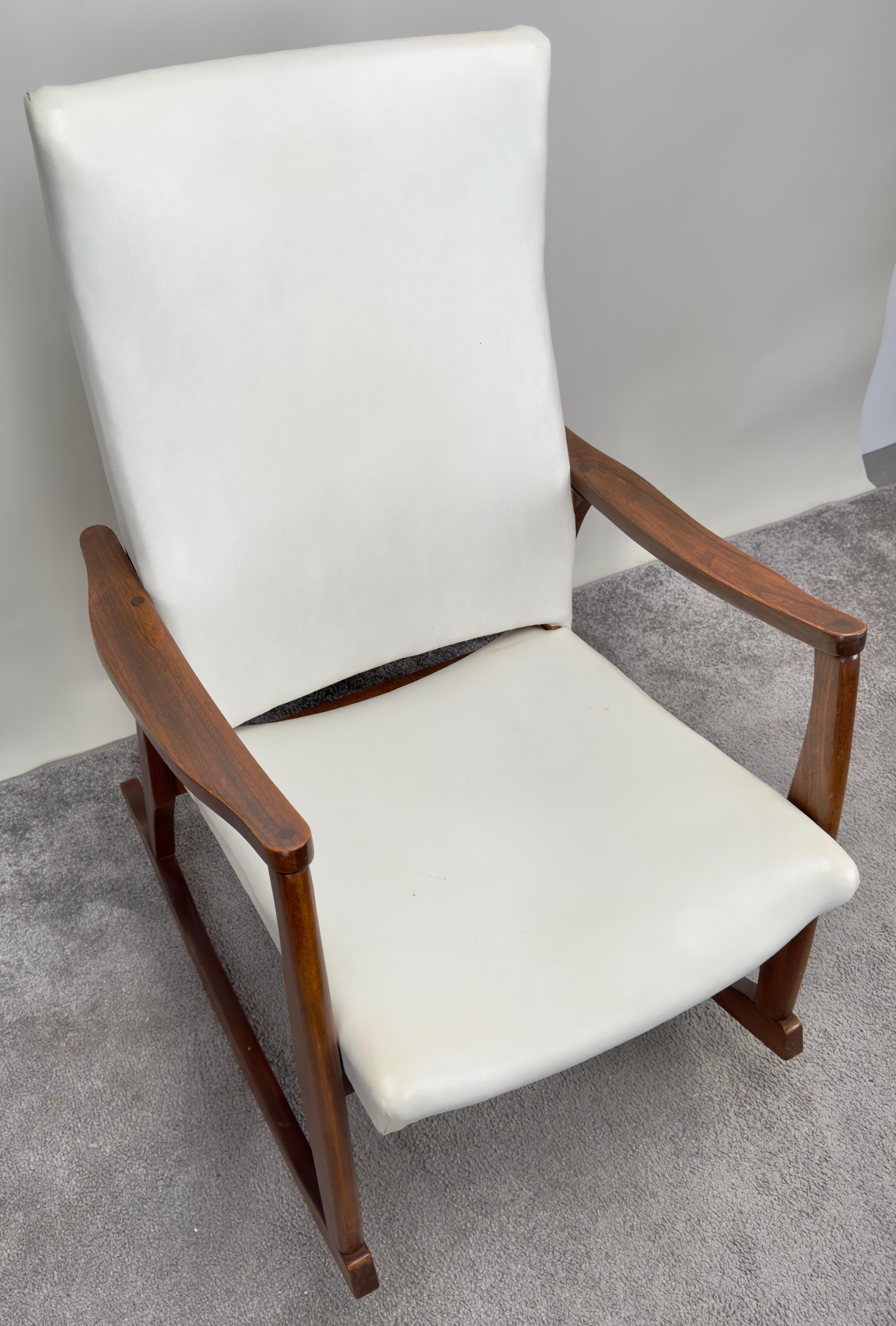 20ième siècle Milo Baughman Style MCM in White Faux Leather Rocking Chair (Fauteuil à bascule en simili-cuir)  en vente