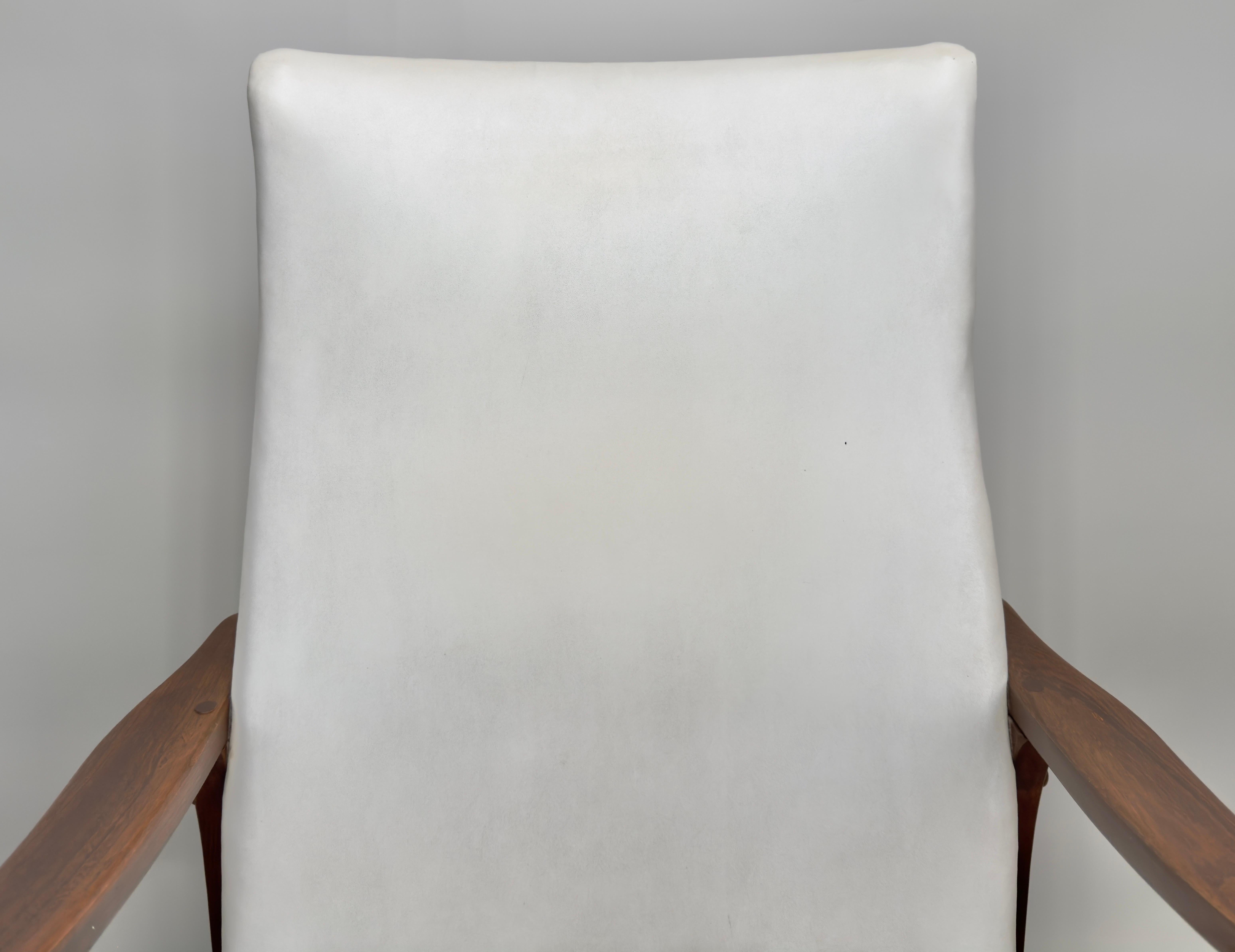 Naugahyde Milo Baughman Style MCM in White Faux Leather Rocking Chair (Fauteuil à bascule en simili-cuir)  en vente