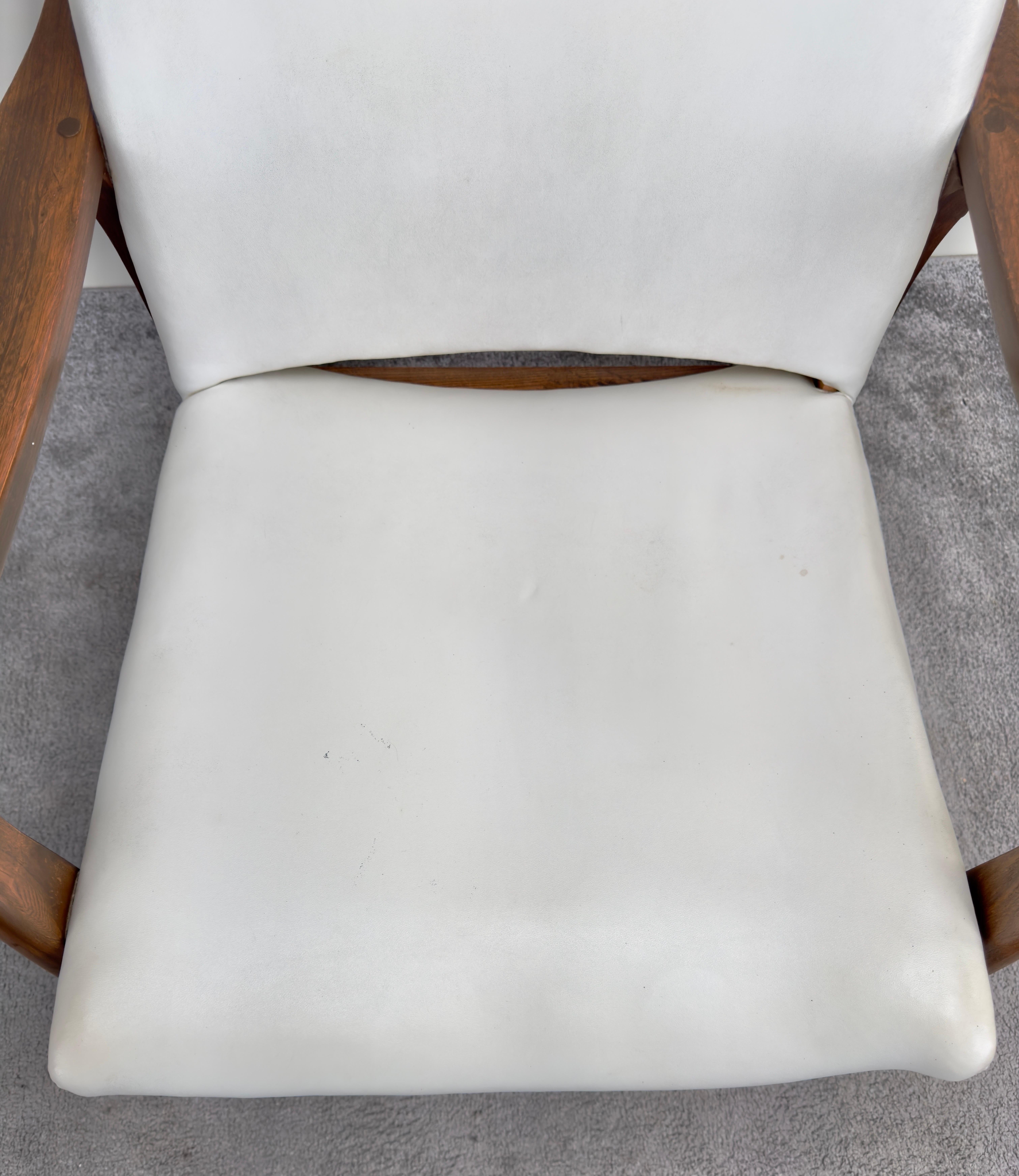 Milo Baughman Style MCM in White Faux Leather Rocking Chair (Fauteuil à bascule en simili-cuir)  en vente 2