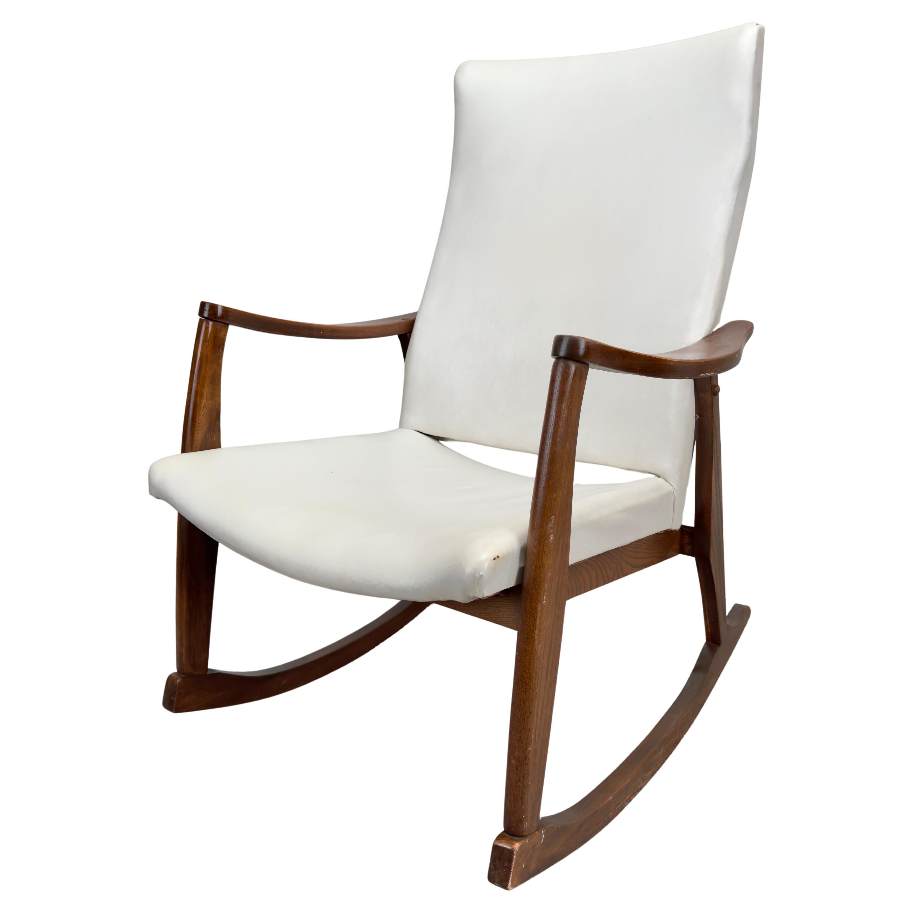 Milo Baughman Style MCM in White Faux Leather Rocking Chair (Fauteuil à bascule en simili-cuir)  en vente