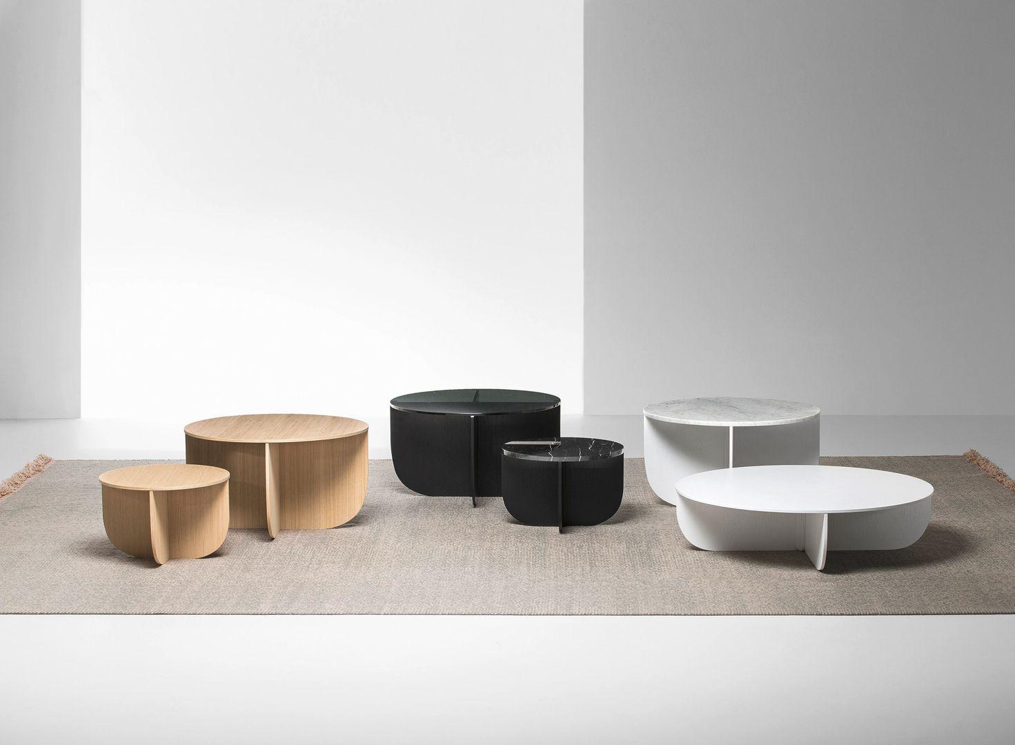 Une combinaison de quatre éléments de base, de trois matériaux raffinés et de deux couleurs sophistiquées. Le concept solide qui sous-tend cette table basse souligne les formes sobres et les qualités inhérentes au bois, au verre et au marbre. Des