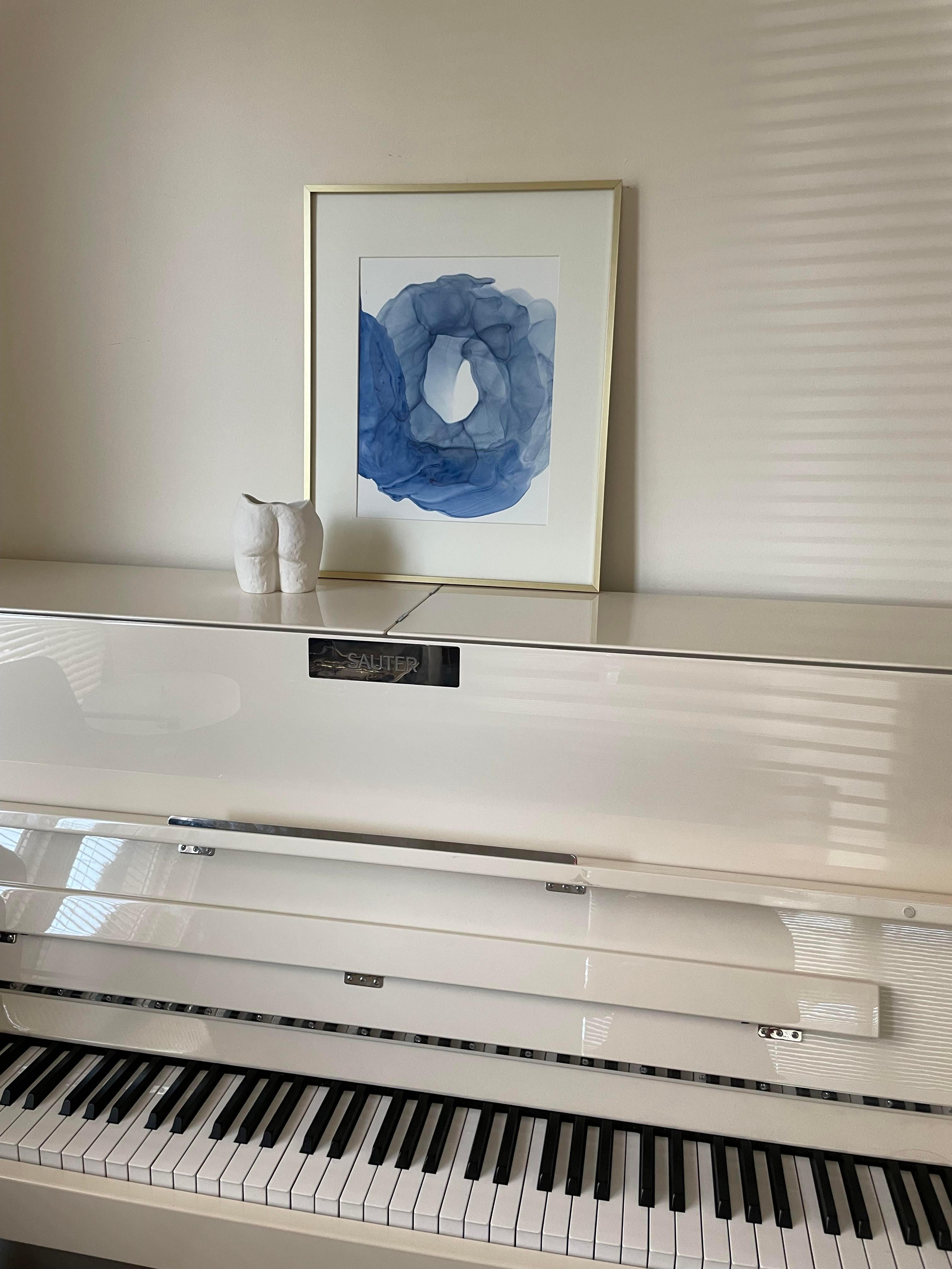 Émotion - peinture abstraite, réalisée en couleur bleue - Art de Mila Akopova