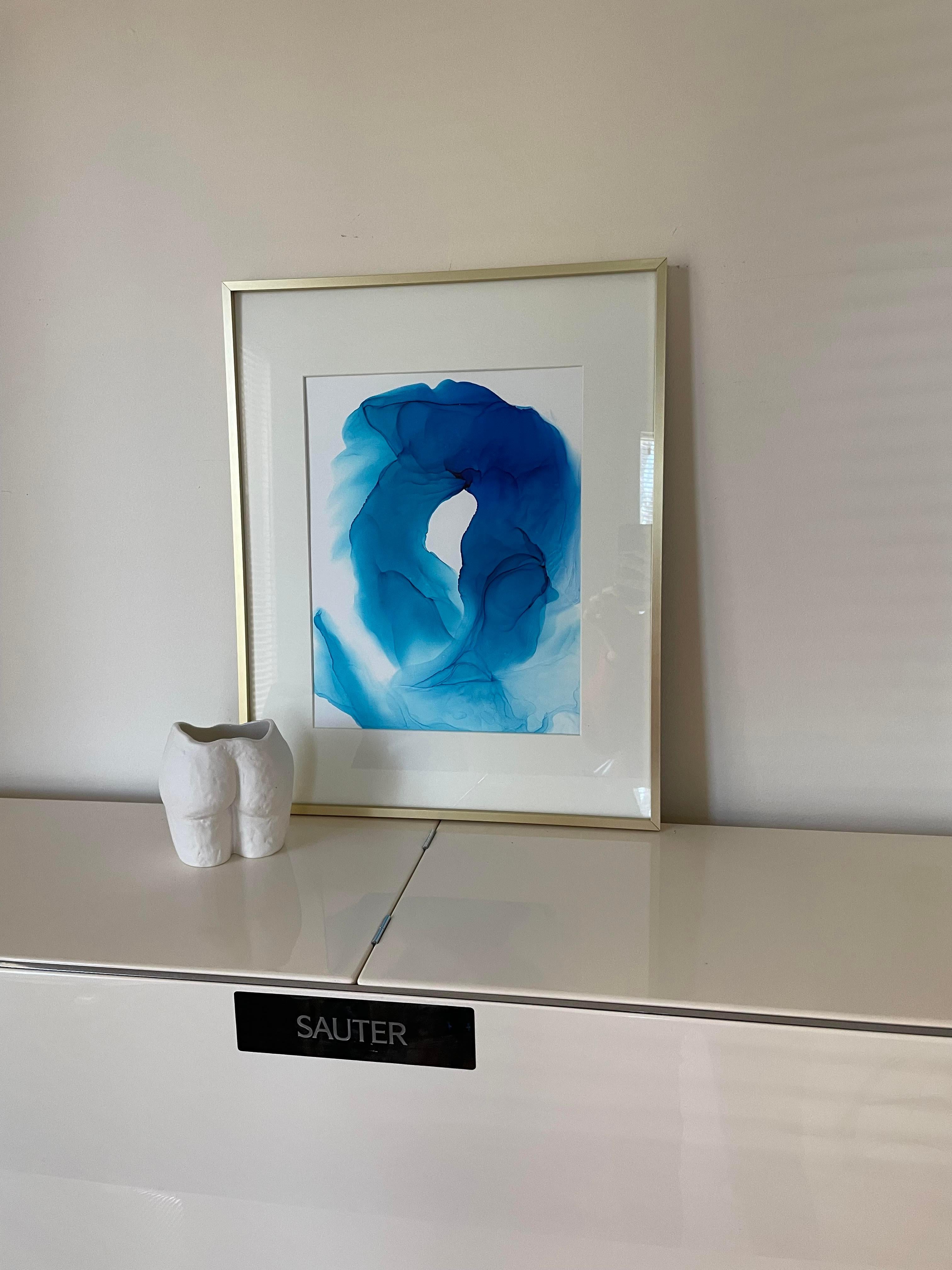 „My wave“ – abstraktes Gemälde in ultramarinblauer Farbe – Painting von Mila Akopova