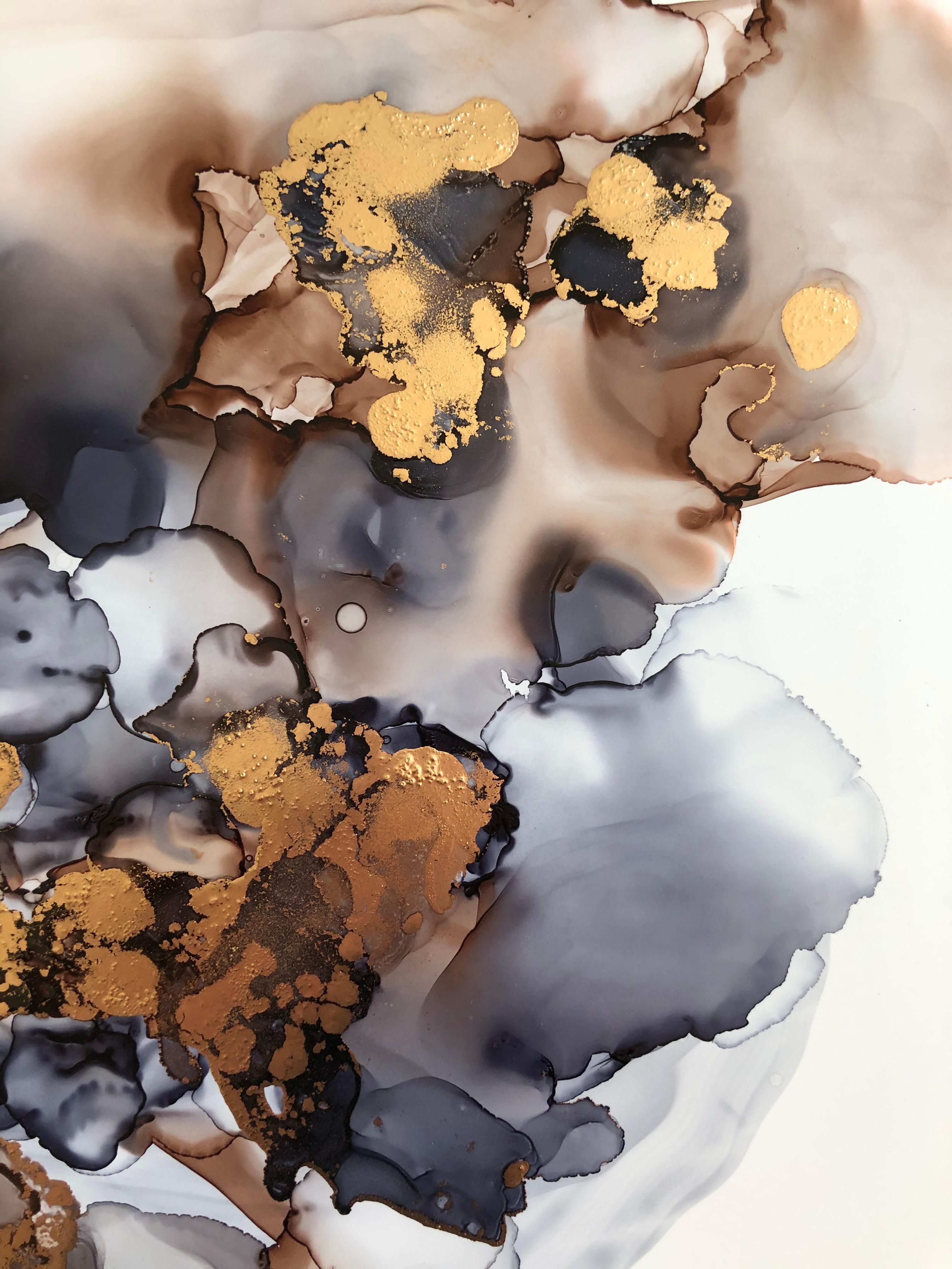 Abstraktion - Abstraktionskunst, in Gold, Braun, Grau und Blau gefertigt  (Schwarz), Abstract Painting, von Mila Akopova