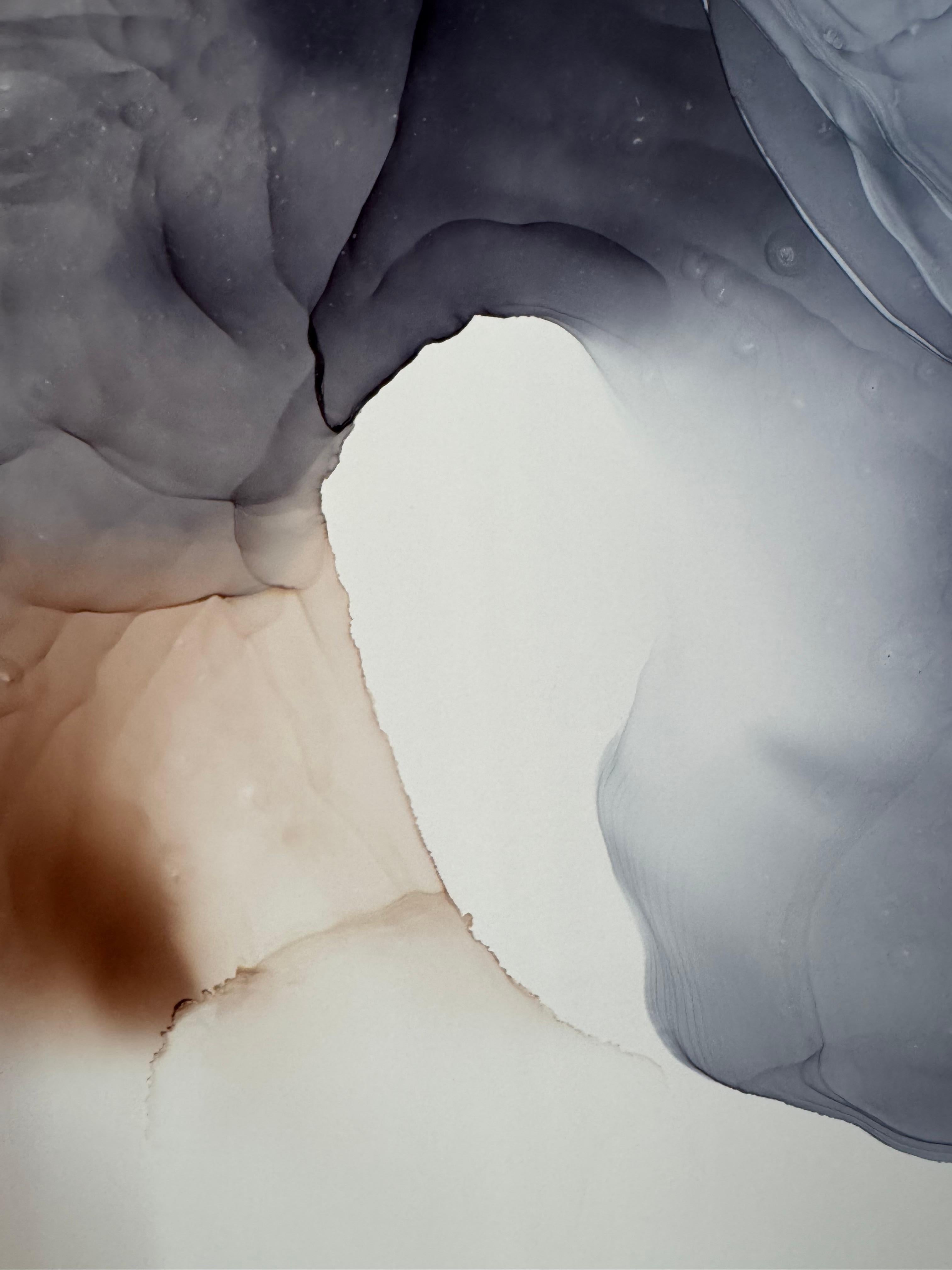 Soft Abyss - abstrakte Malerei, in grau-blau, braun, beige Farbe gemacht (Abstrakt), Art, von Mila Akopova