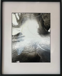 A través de la pared -- pintura abstracta, realizada en color negro, beige, gris y blanco