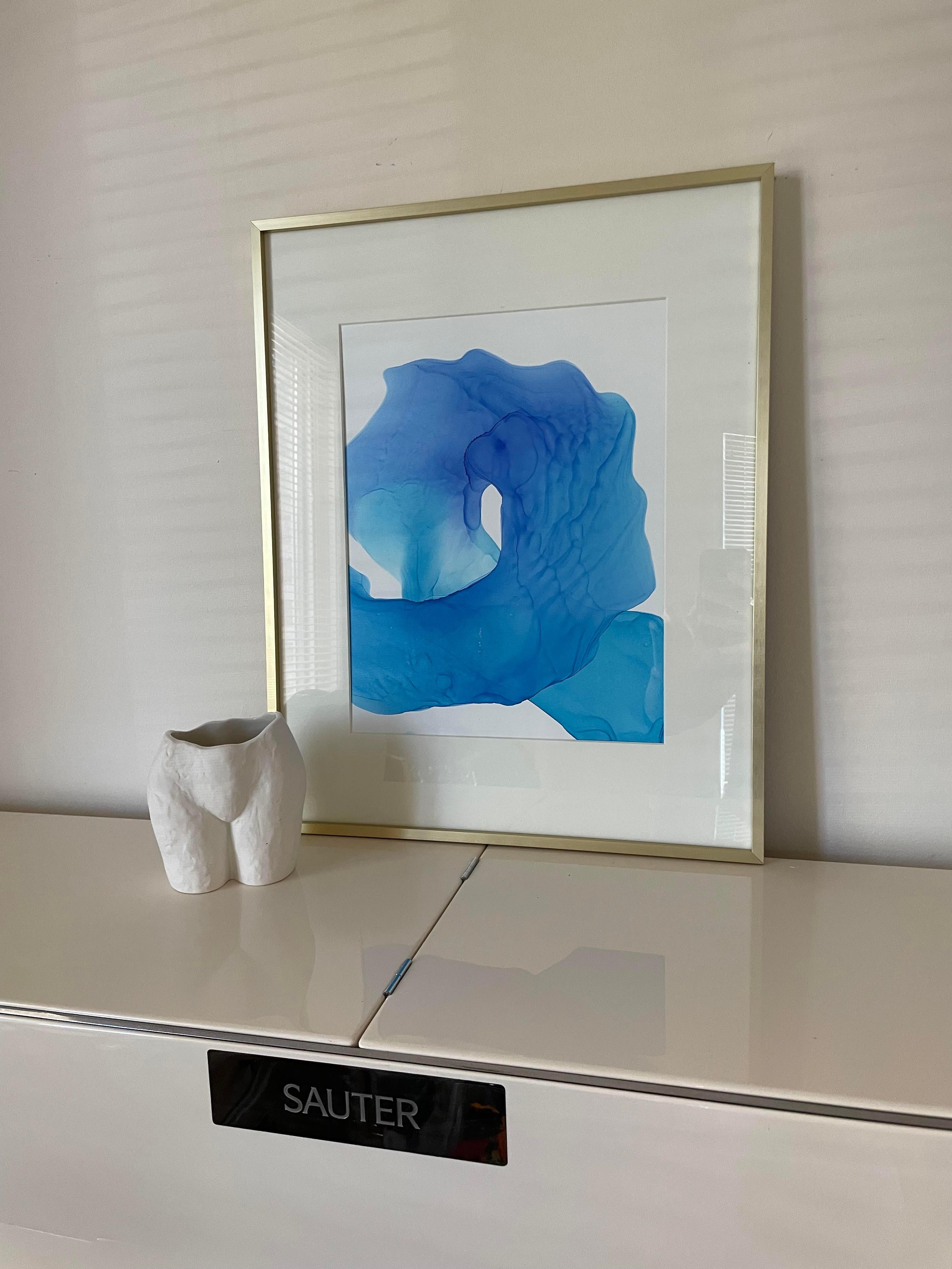 Welle - abstrakte Malerei, in Ultramarinblau, Grau Farbe gemacht (Abstrakt), Painting, von Mila Akopova
