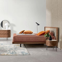 Milà Canaletto Bett aus Nussbaumholz mit Bouclé-Auster-Kissenvon Modesign