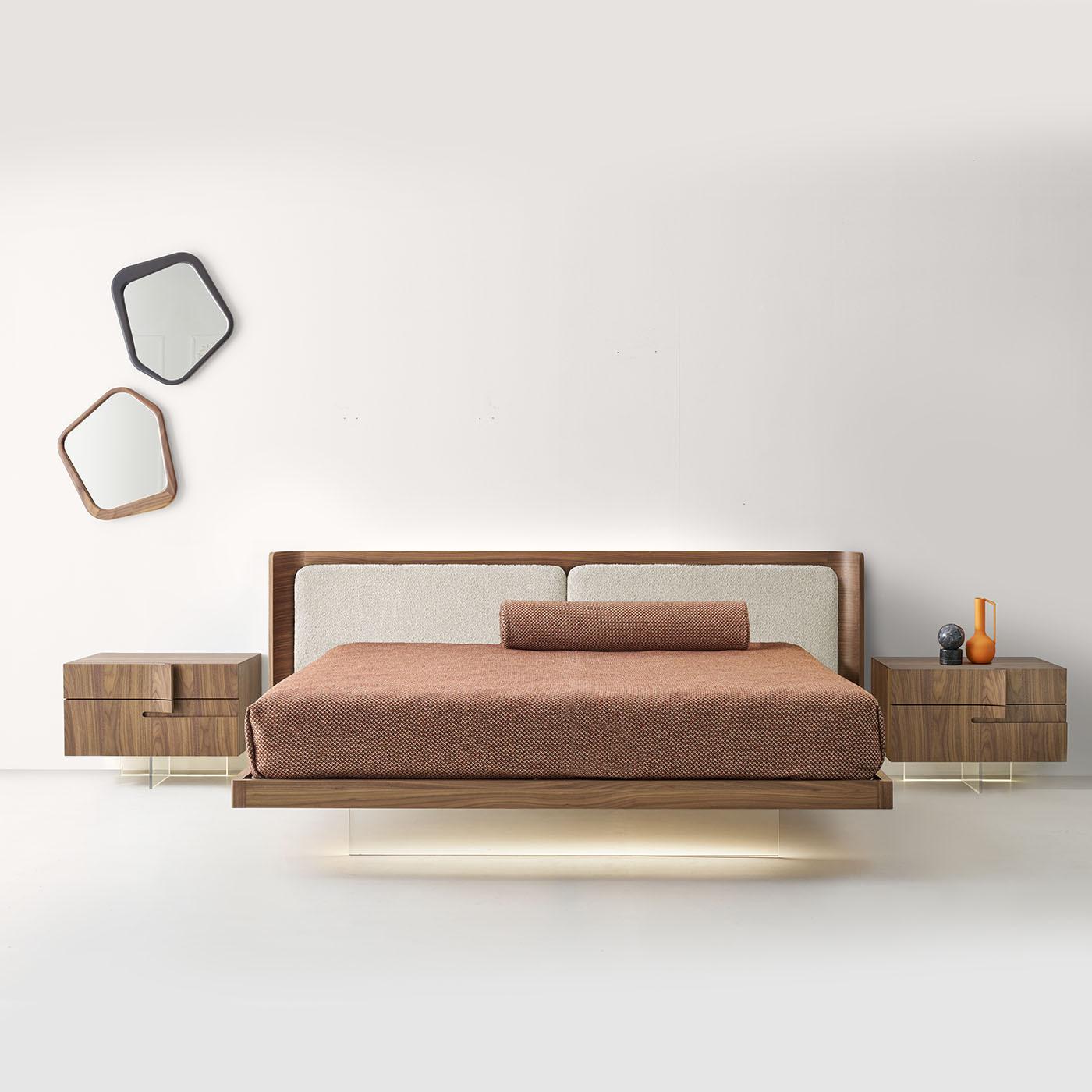 Italiano Letto Milà in Noce Canaletto con Cuscini Bouclé Oyster di Modesign in vendita