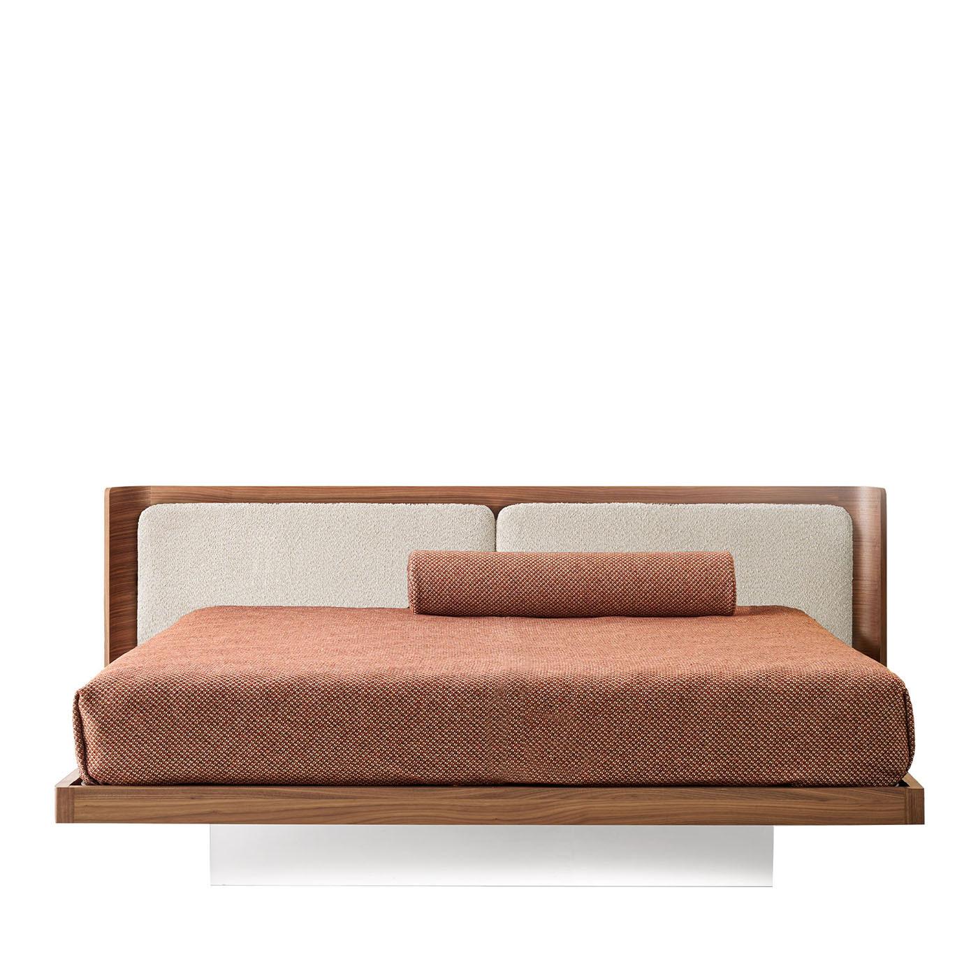 Letto Milà in Noce Canaletto con Cuscini Bouclé Oyster di Modesign In condizioni Nuovo in vendita a Milan, IT