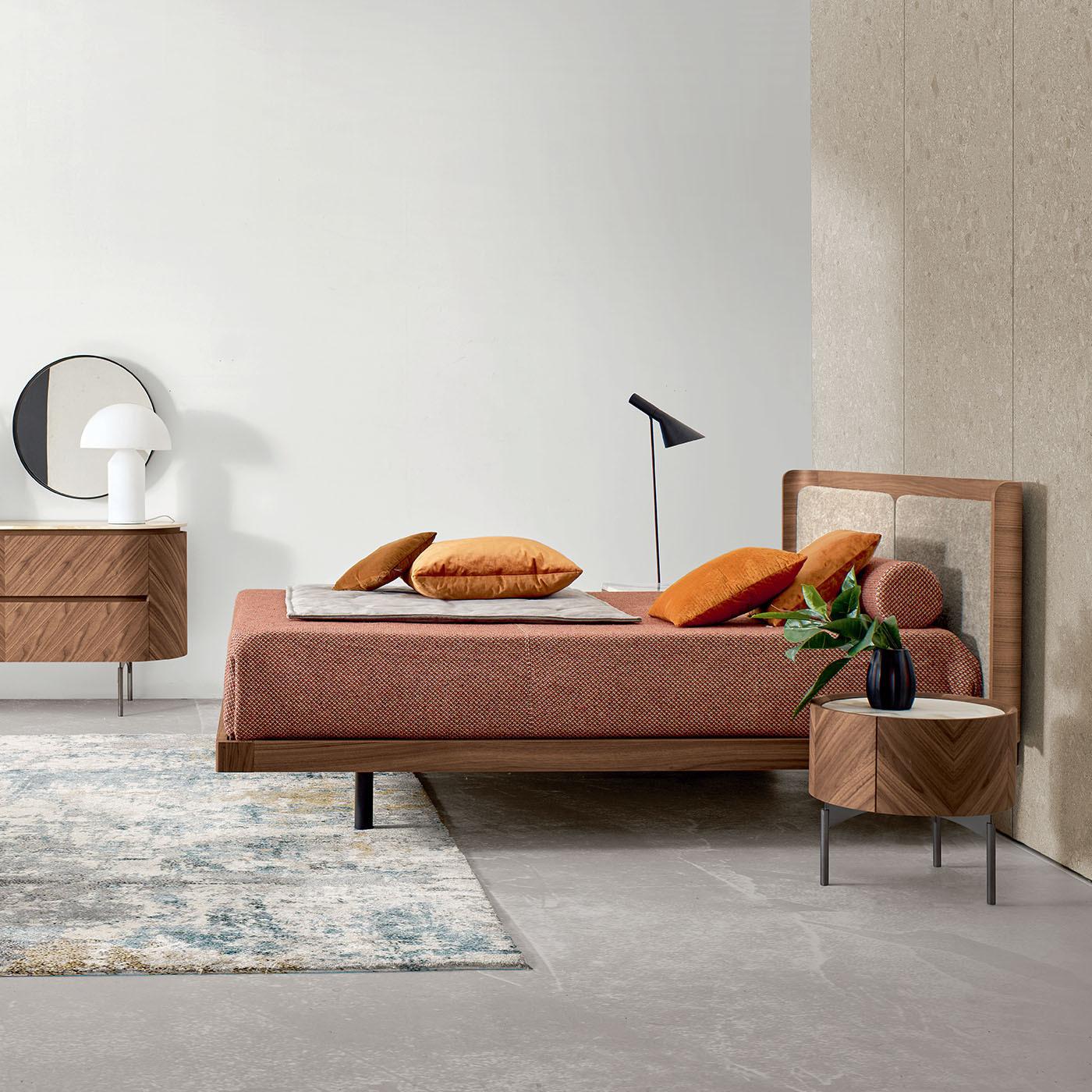 XXI secolo e contemporaneo Letto Milà in Noce Canaletto con Cuscini Bouclé Oyster di Modesign in vendita