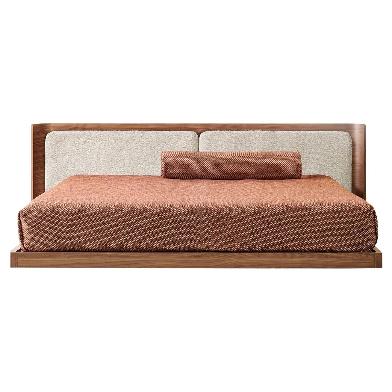 Milà Canaletto Bett aus Nussbaumholz mit Bouclé-Auster-Kissenvon Modesign