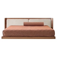 Lit Milà Canaletto en noyer avec coussins Bouclé Oysterby Modesign