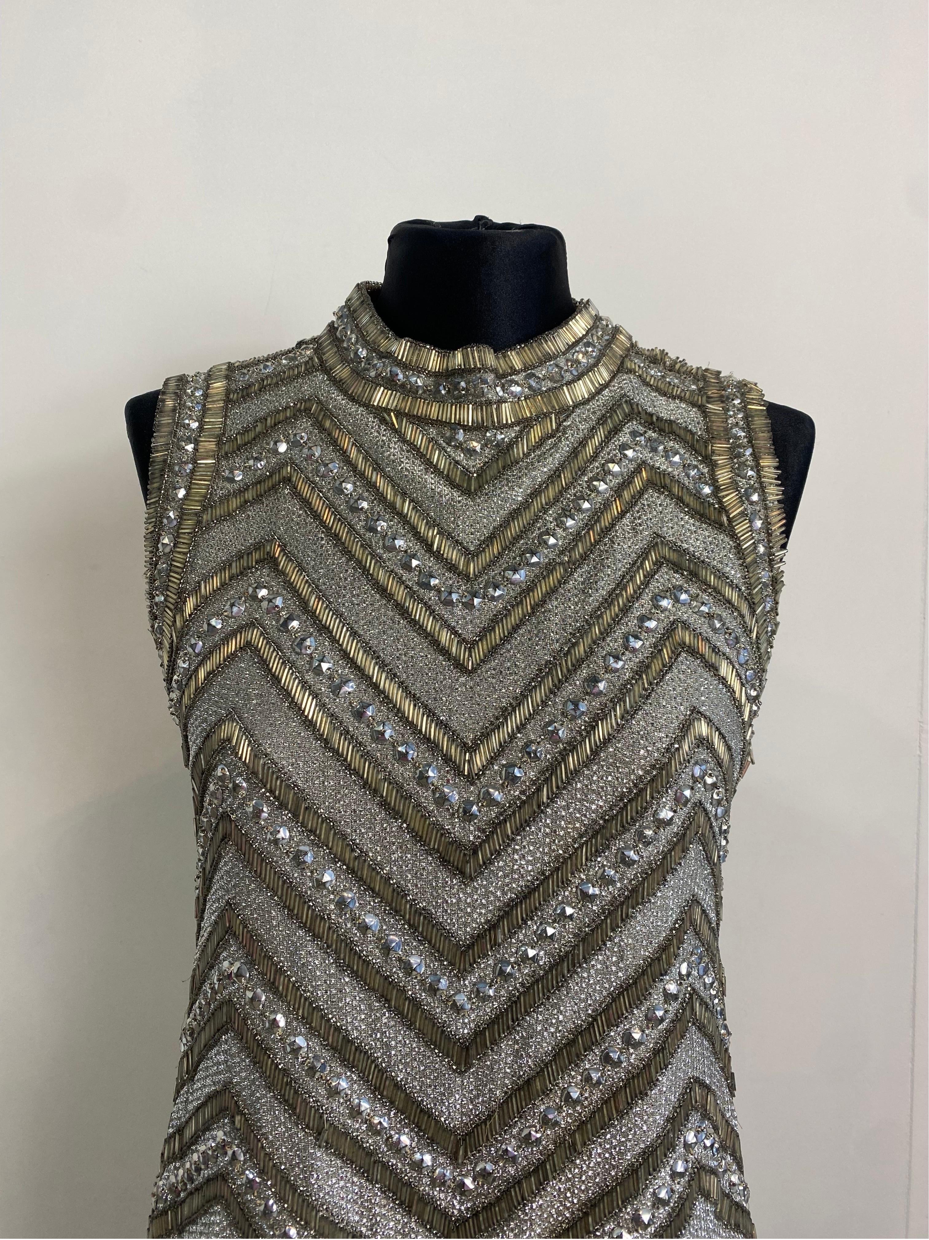 Mila Schon jewelry dress.
Vintage piece. 60s.
In silk. Lined.
Embroidered with wonderful sequins and silver beads.
Lurex details.
Size and composition label missing.
Wears an international S.
Shoulders 32 cm
Bust 42 cm
Length 90 cm
Good general