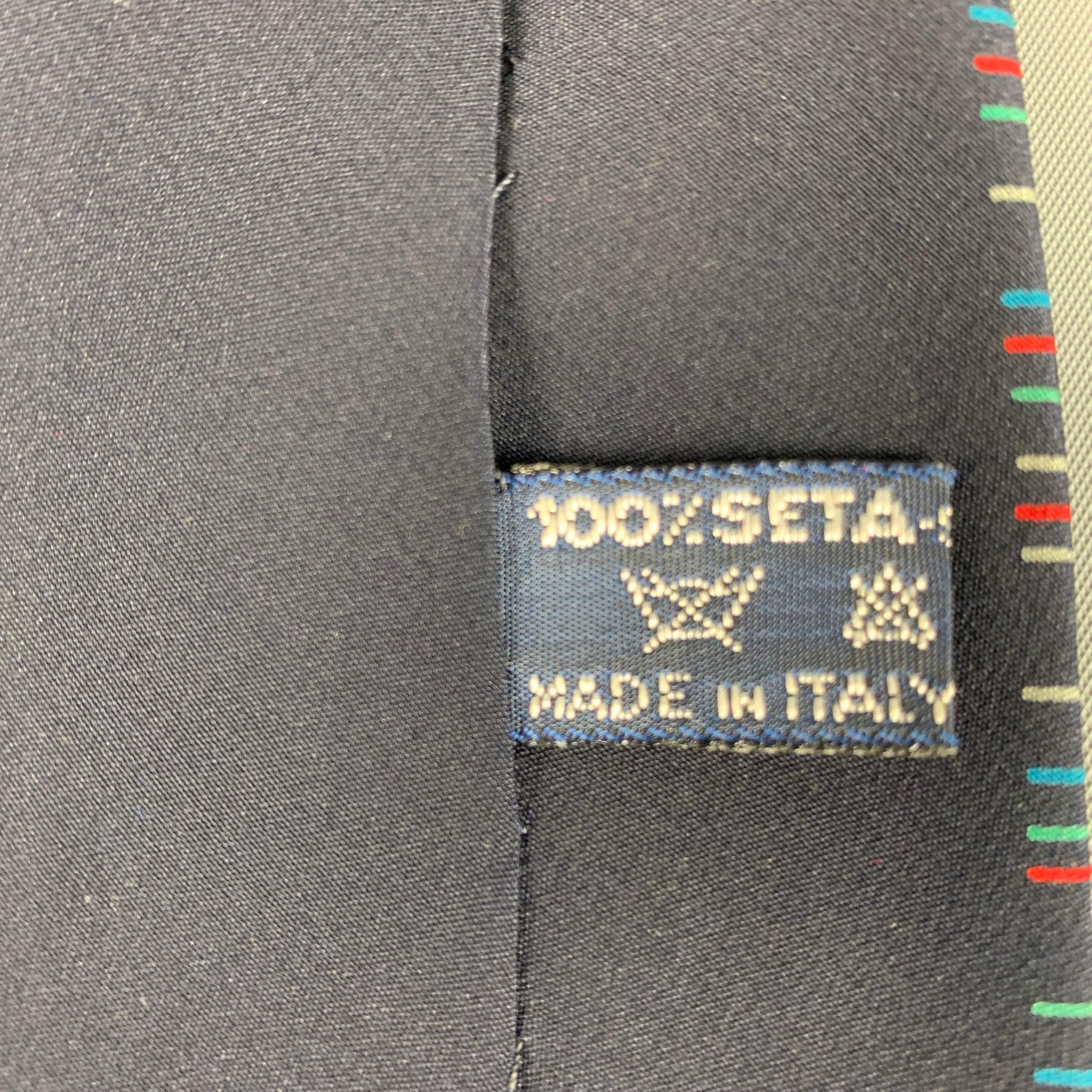 MILA SCHON Cravate de drapeaux noirs multicolores en soie en vente 1
