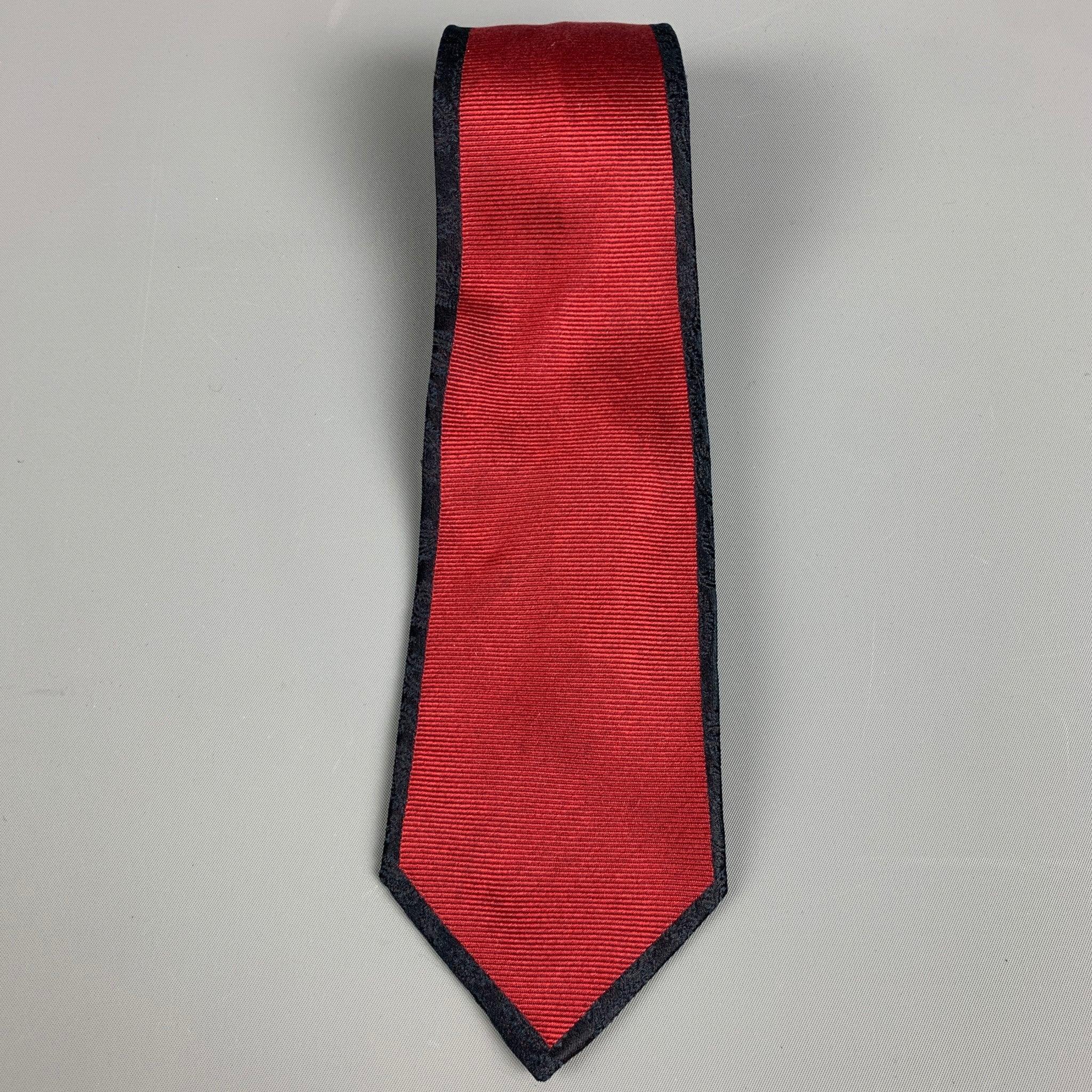 MILA SCHON
Cravate en soie avec un centre en jacquard rouge et des bords en motif cachemire noir. Fabriqué en Italie. Excellent état. 

Mesures : 
  Largeur : 3 pouces Longueur : 57 pouces 
  
  
 
Référence : 127997
Catégorie : Cravate
Plus de