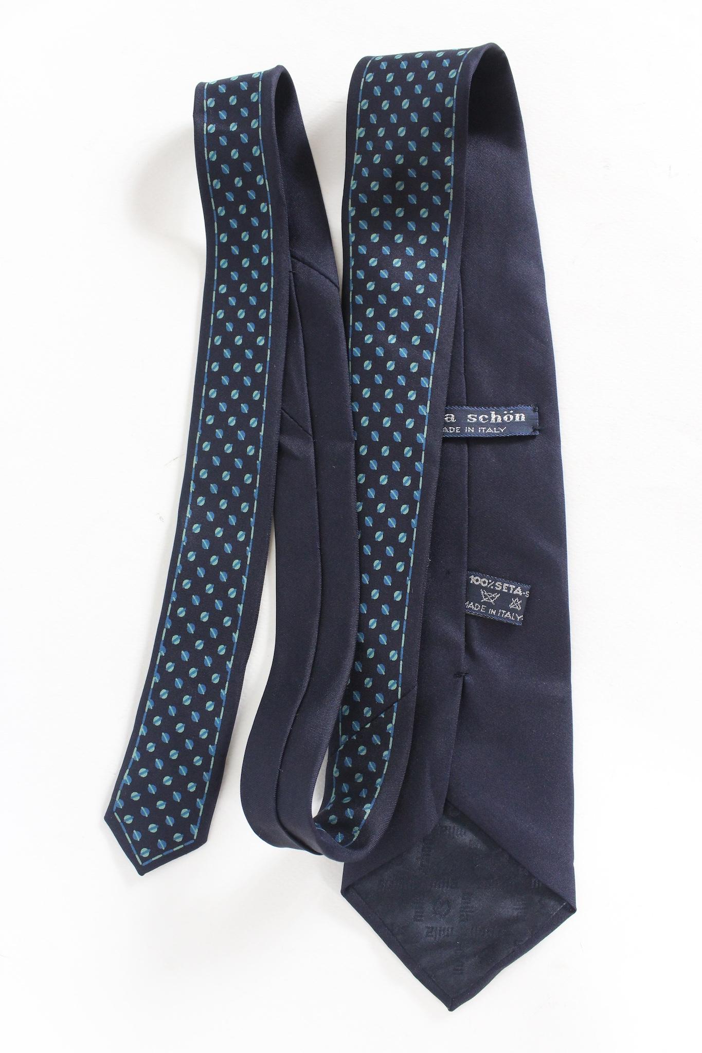 Mila Schon Vintage-Krawatte aus den 90ern. Blaue Farbe mit hellblauen geometrischen Mustern. stoff aus 100% Seide. Hergestellt in Italien.

Länge: 138 cm
Breite: 8.5 cm