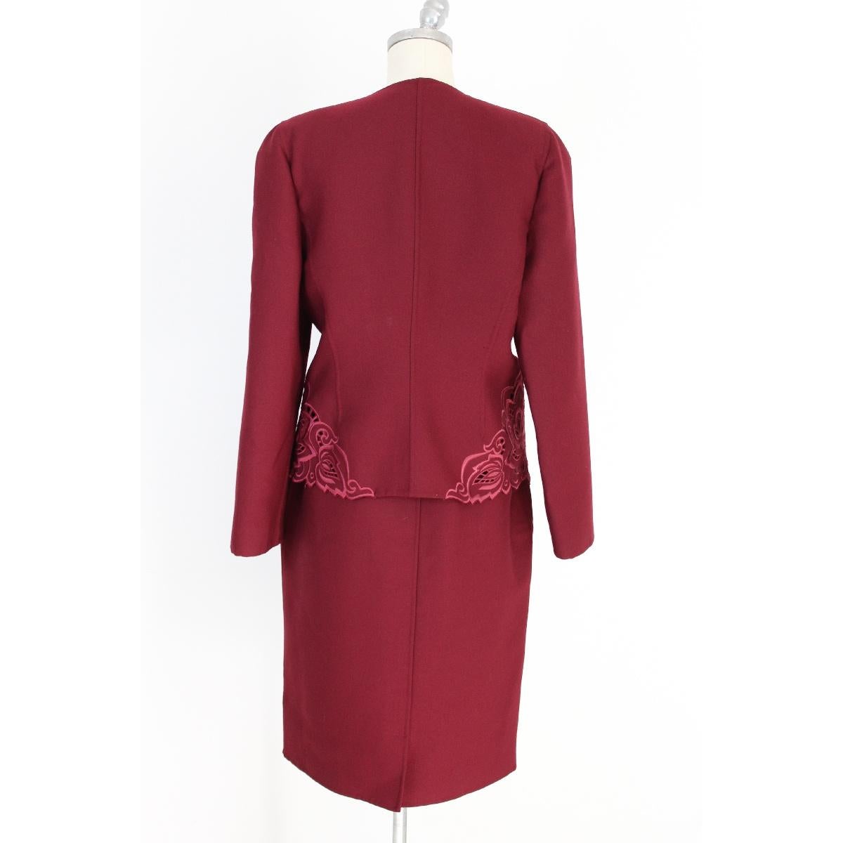 Mila Schon vintage jacket and skirt. The jacket has embroidery along the sides. Size 46, made in Italy burgundy color. New with label.

Size 46 It 12 Us 14 Uk

Shoulder: 46 cm
Bust / Chest: 53 cm
Sleeve: 62 cm
Length: 61 cm
Waist skirt: 40 cm
Skirt
