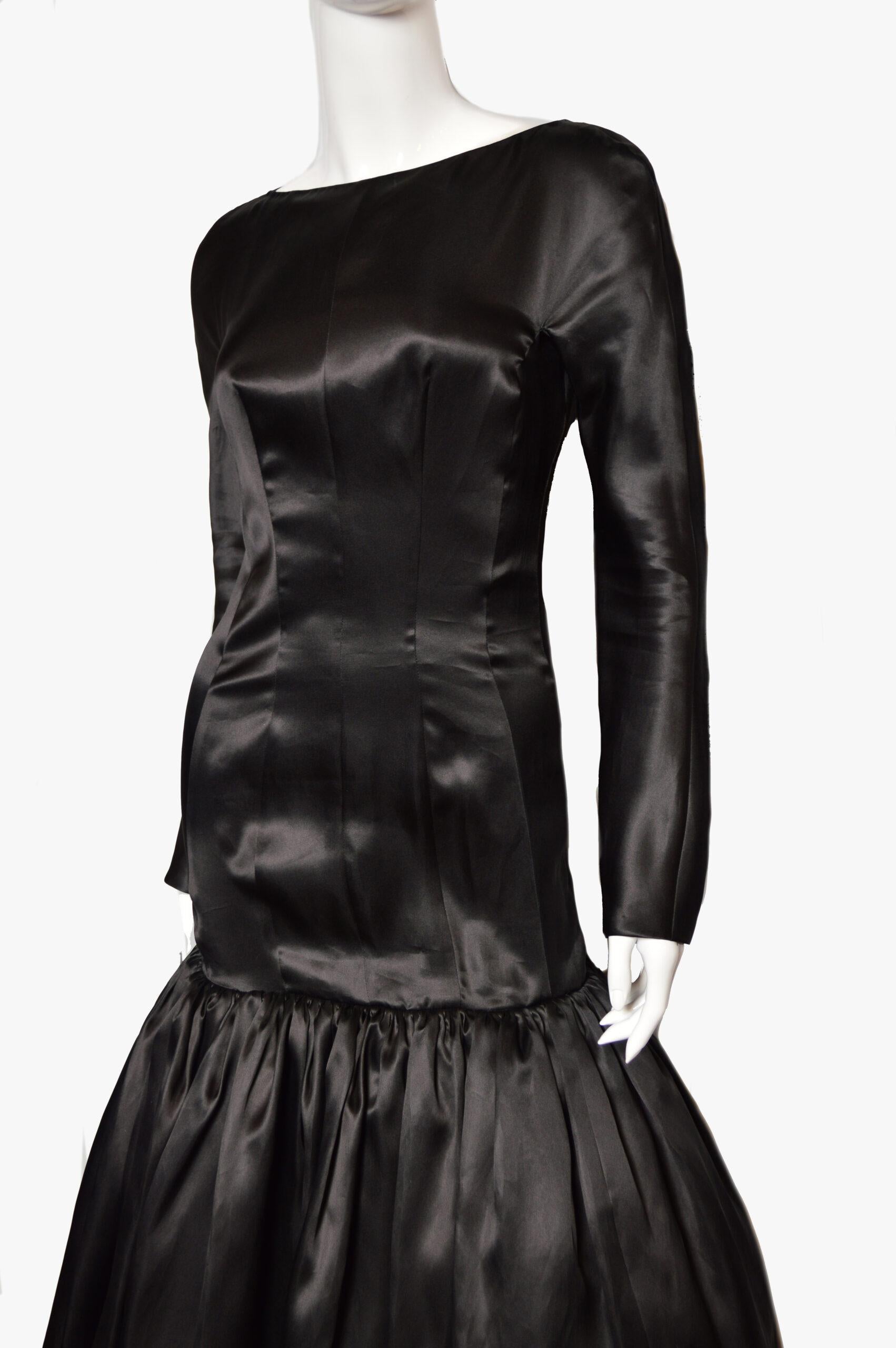 Fantastic Mila Schon couture evening dress. Figure silhouette with a fluffy tutu.

Additional information:
Fabric: 100% SE
Size: XS, 38
Waist: 62 cm / 24.4″
Hips: 82 cm / 32.2″
Chest: 70 cm / 27.5″
Shoulders: 45 cm / 17.7″
Length: 145 cm/