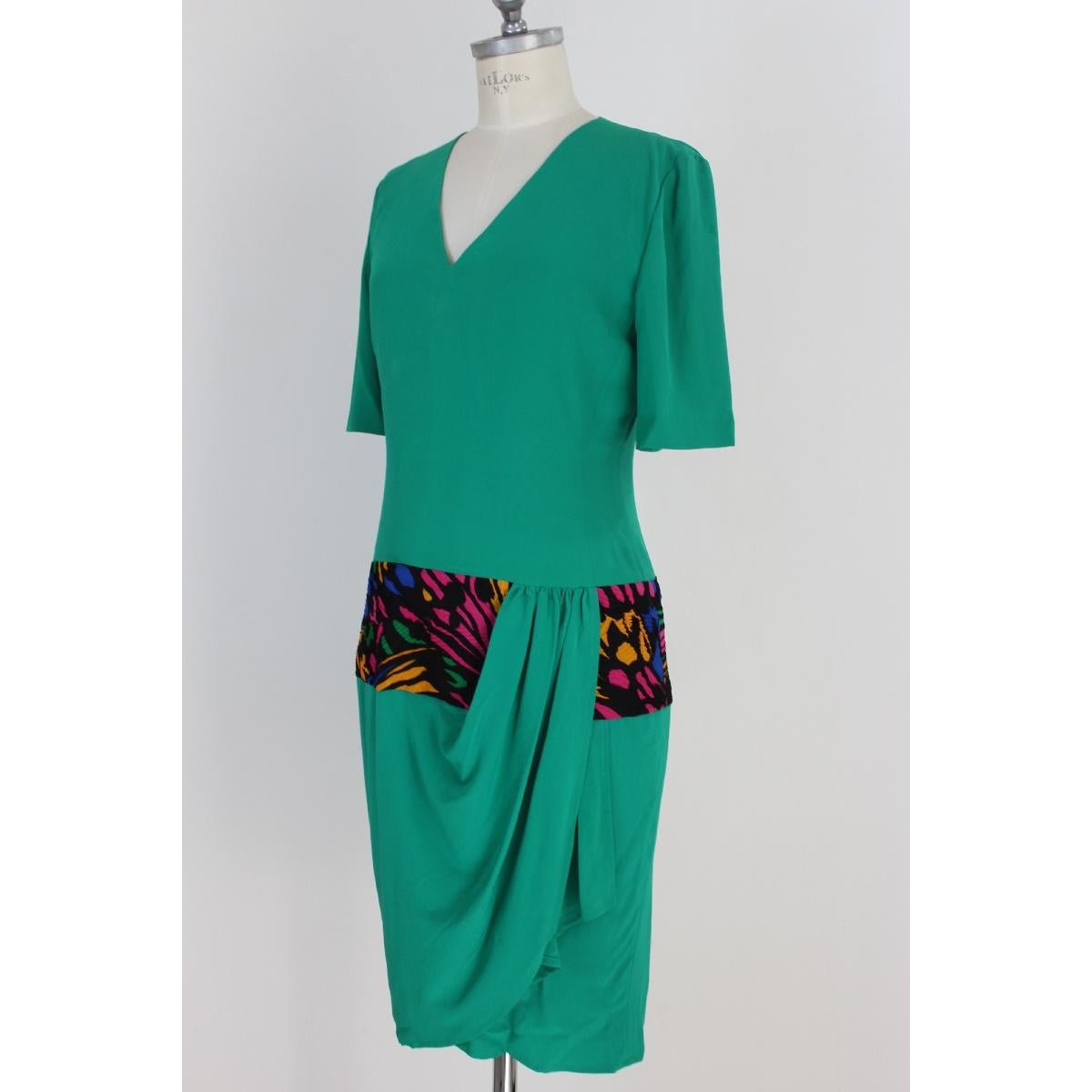 Mila Schon vintage silk dress. Green color, with multicolored band. Pleated. New with label. Made in Italy.

Size: 44 IT 10 US 12 UK

Shoulders: 44 cm
Bust / Chest: 48 cm
Sleeves: 30 cm
Length: 100 cm