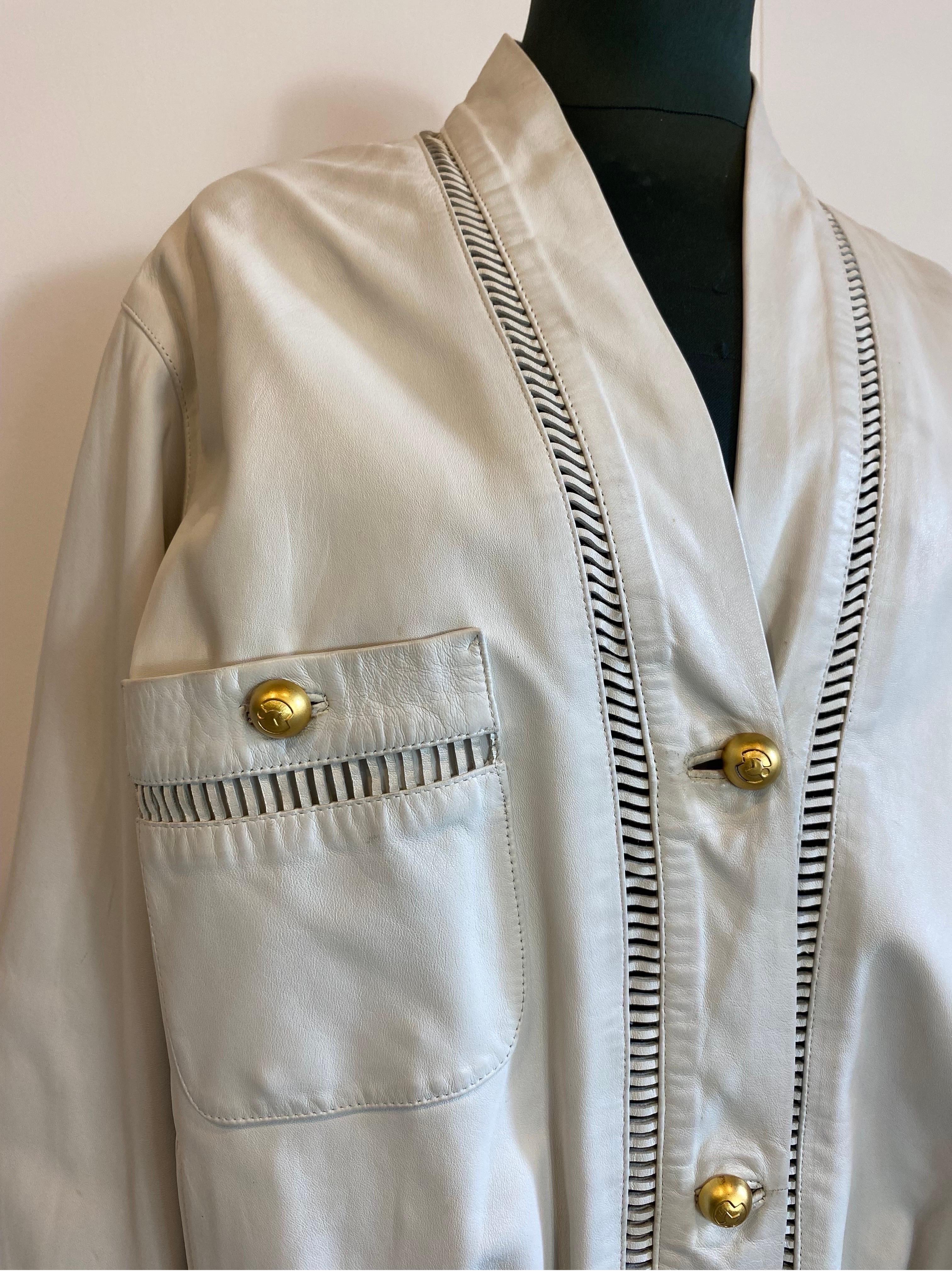 Giacca di pelle bianca Mila Schön 
Taglio bomber. Pelle molto morbida. Bella vestibilità, leggermente oversize.
Con bottoni logati e dorati. 
Foderato in seta.
Taglia 44 Ita.
Spalle 46
Lunghezza 62
Manica 58
Busto 52
In ottime condizioni generali,