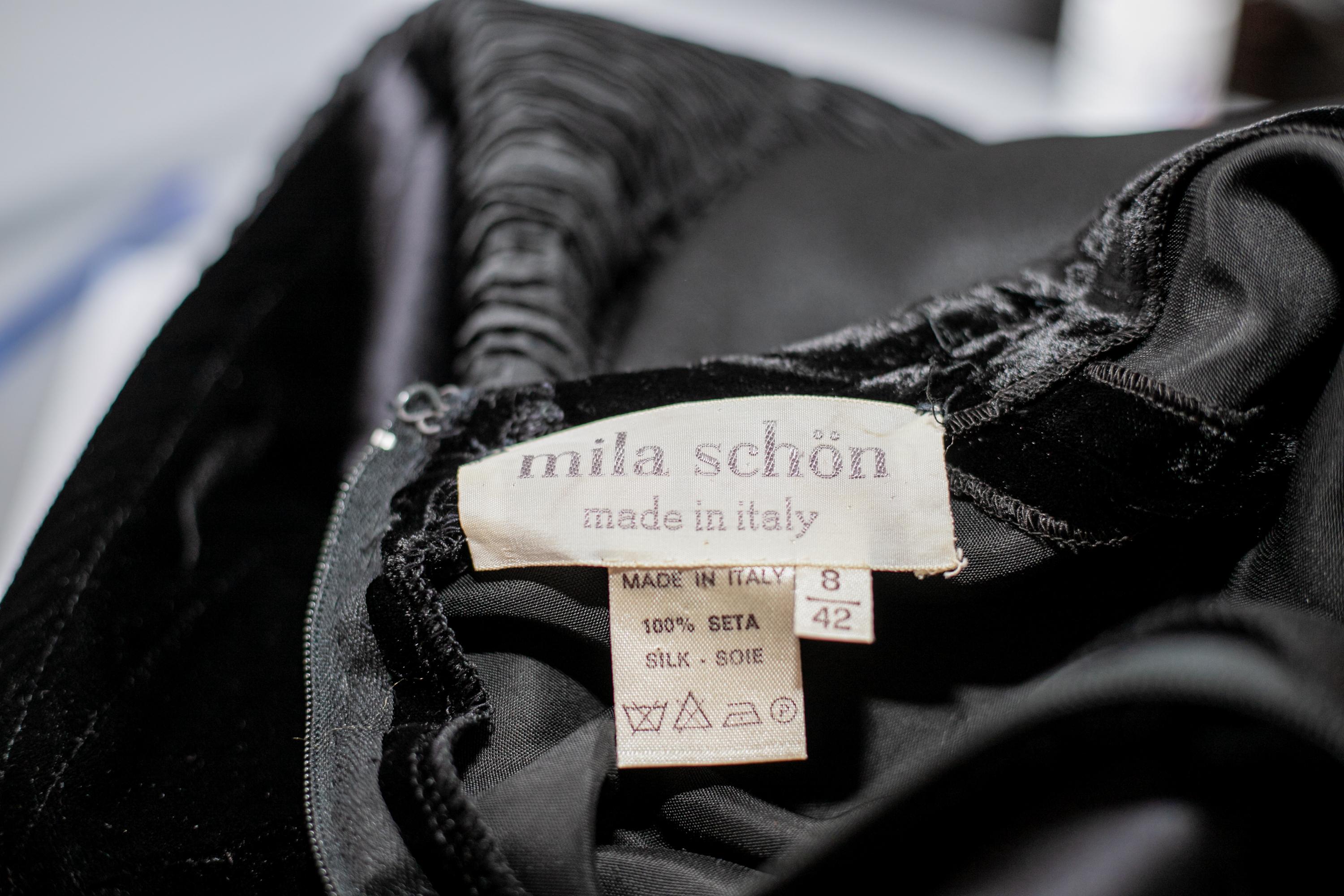 Rare robe de soirée vintage en soie conçue par Mila Schön dans les années 1990, fabriquée en Italie. ÉTIQUETTE ORIGINALE.
La robe est entièrement réalisée en soie noire et est conçue comme une robe élégante et événementielle.
La robe a des manches