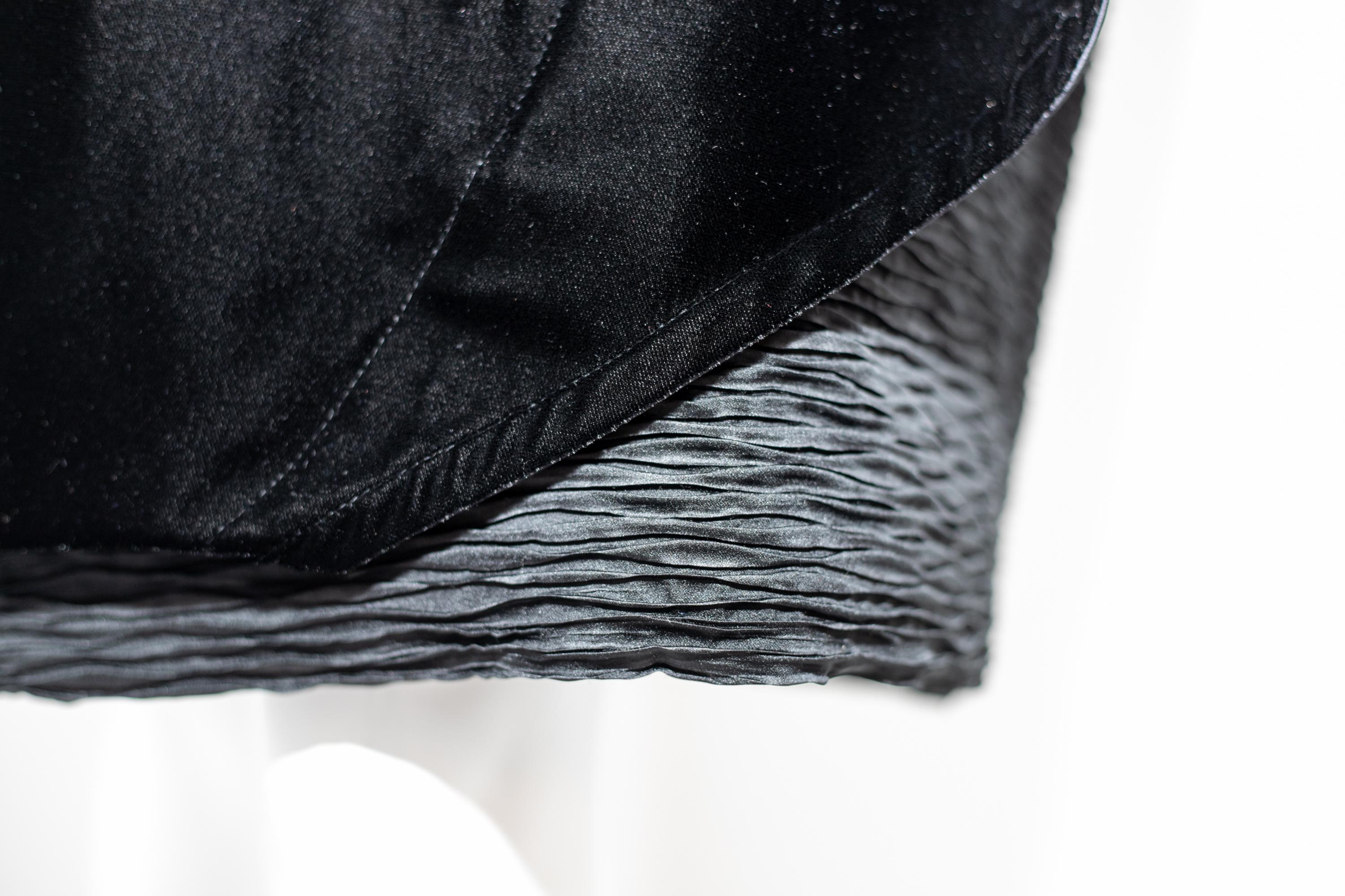 Noir Mila Schn - Robe de soirée en soie noire vintage en vente