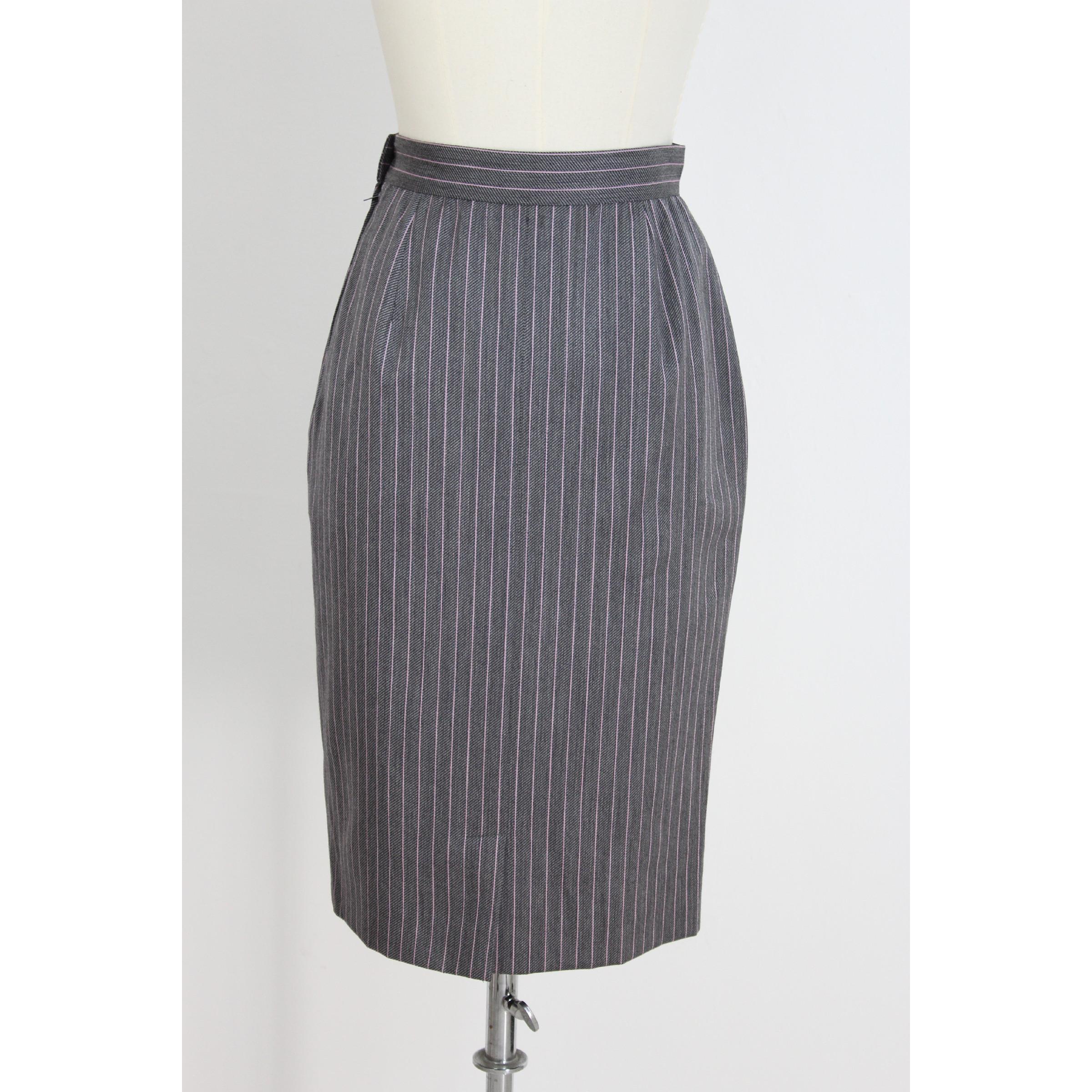 Mila Schon Boutique sheath skirt. Gray color with red pinstripe pattern. Side closure with zip and button. Internally it is lined. New without label. Made in Italy.

Size 42 It 8 US 10 UK

Waist skirt: 35 cm
Length of the skirt: 68 cm
