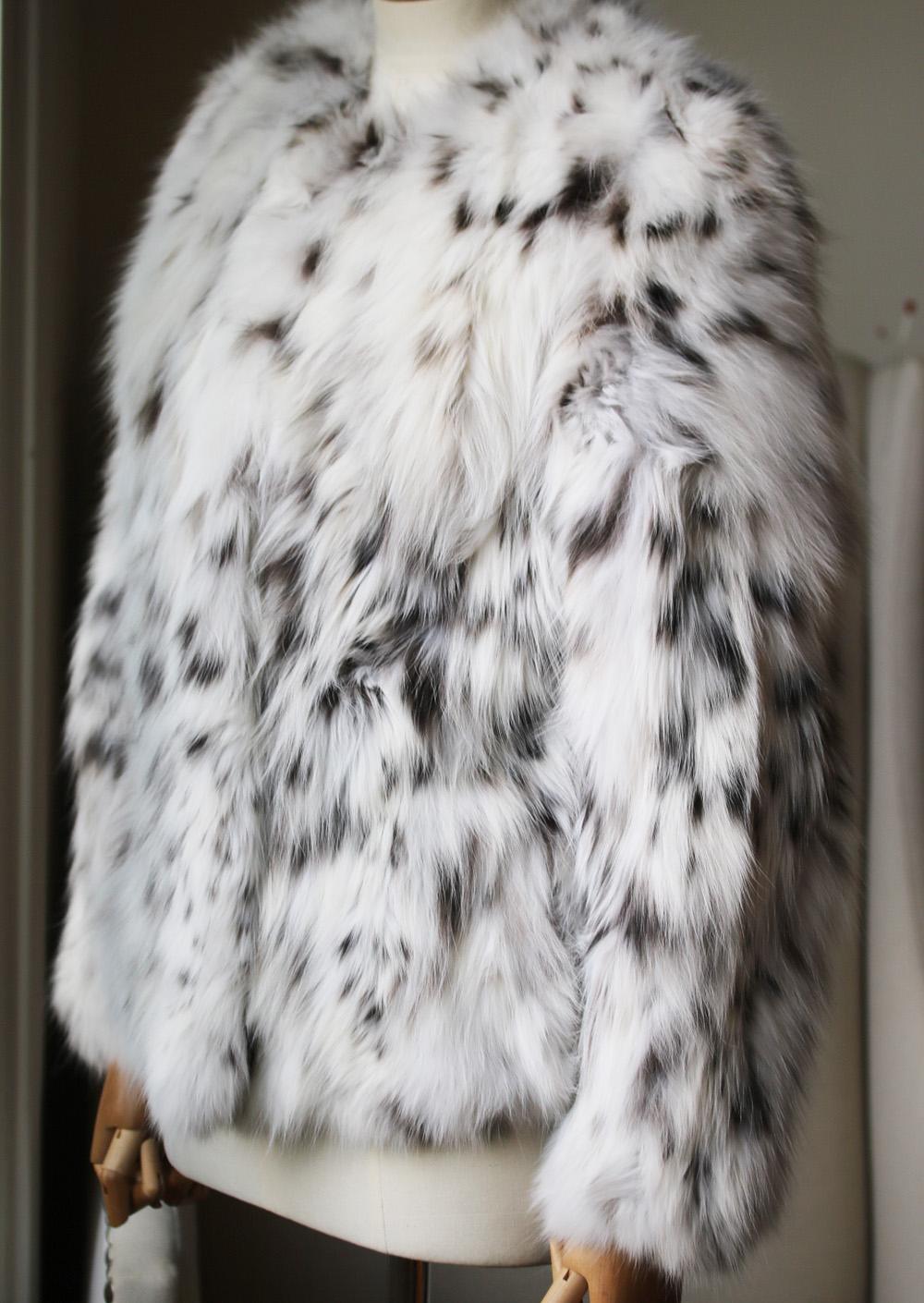 Milady lynxcat-fur jacket is sublimely luxurious. The short, lightweight style comes in a white and black tone that boasts traditional glamour. Hook and eye fastening. 100% Lynxcat.

Size: FR 44 (UK 16, US 12, IT 48)

Condition: As new condition, no