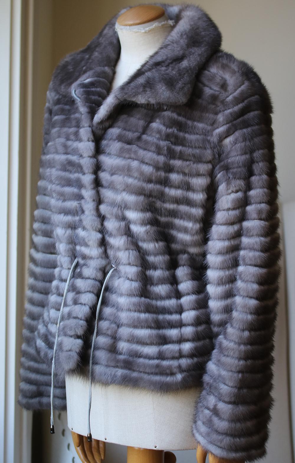 This is a lust-worthy, once-in-a-lifetime luxuriously indulgent jacket with an oversized collar and optional drawstring waist. Hook and eye fastening. 100% Mink. Lined in silk.

Size: Small (UK 8, US 4, FR 36, IT 40)

Condition: As new condition, no