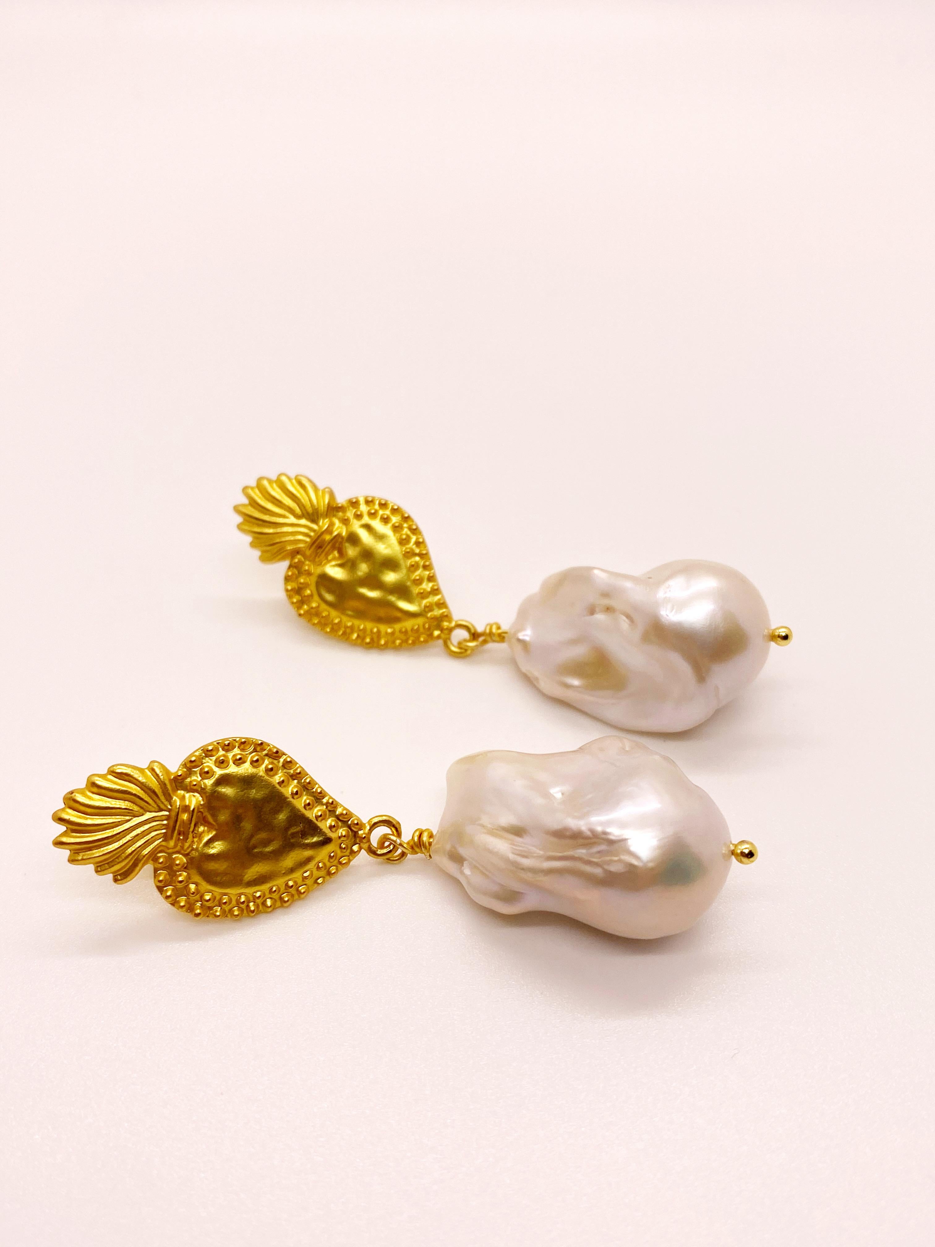 Milagrosa - Boucles d'oreilles en perles larges et flammées Neuf - En vente à Monrovia, CA