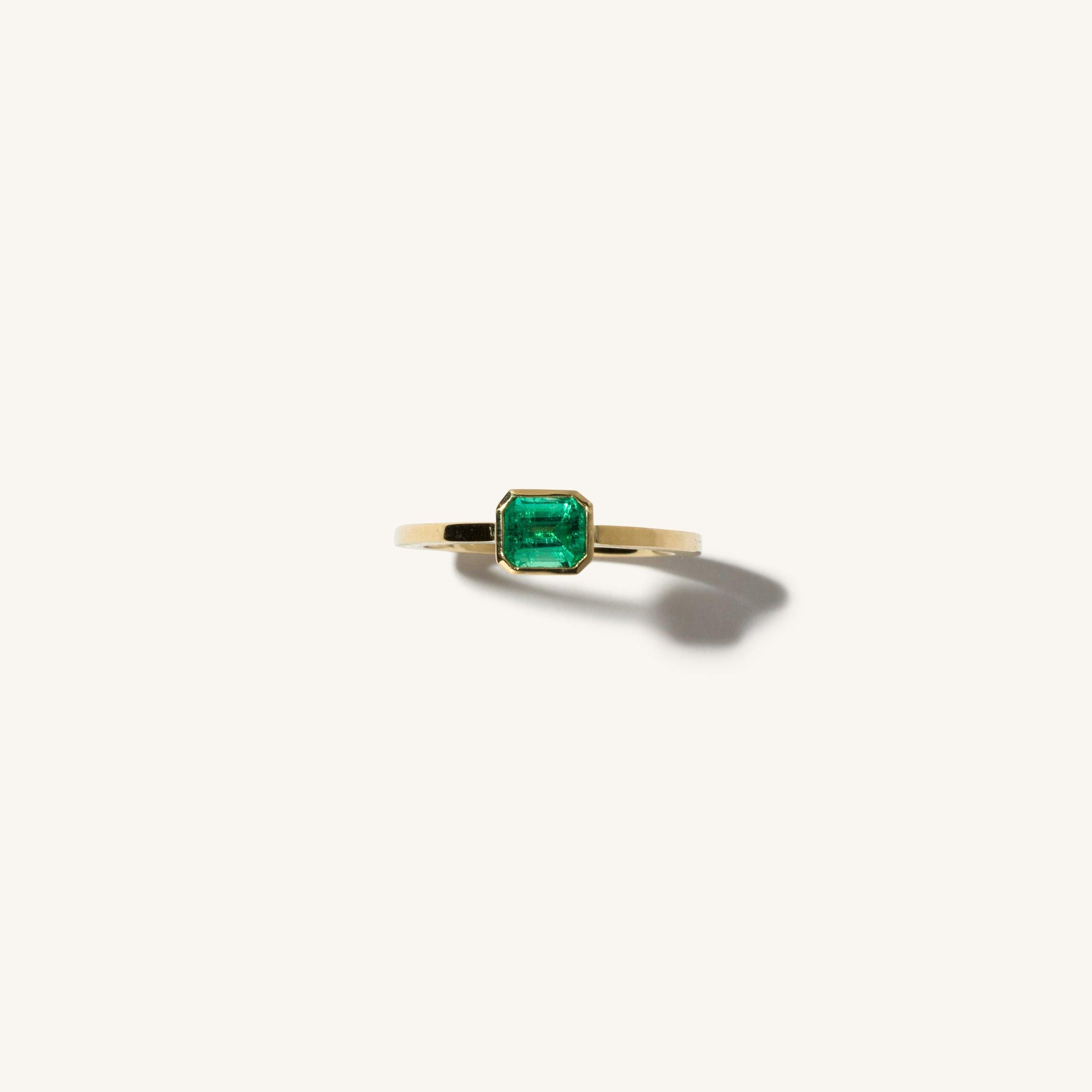 An effortless addition to your everyday essential jewelry. The emerald stone is known as the symbol of love, so why not show yourself and others the love that you have to give. Crafted with 18 karat yellow gold. 

*Please note that this item is made
