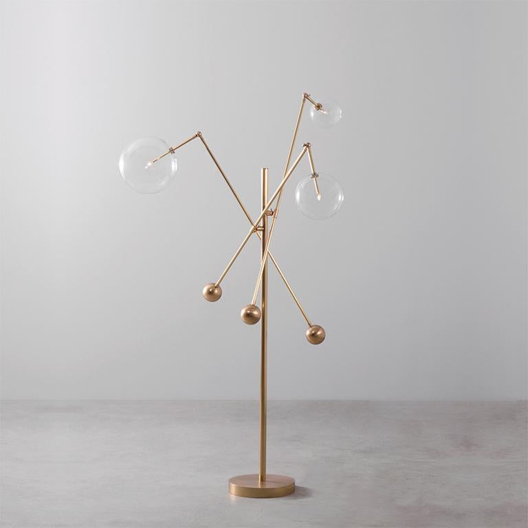 Lampada da terra Milan a 3 bracci in ottone di Schwung
Dimensioni: H. 182,5 x L. 124 x P. 124 cm
Materiali: Ottone naturale, globi di vetro soffiato a mano

Potenza massima: 1,6W
Base della lampadina: G4, 12V AC
Lumen: 600lm
Temperatura di