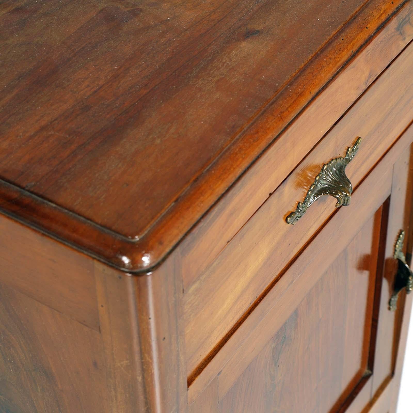 Milan Early 20th Century Art Nouveau Walnut Nightstand by Meroni Fossati Lissone In Good Condition For Sale In Vigonza, Padua