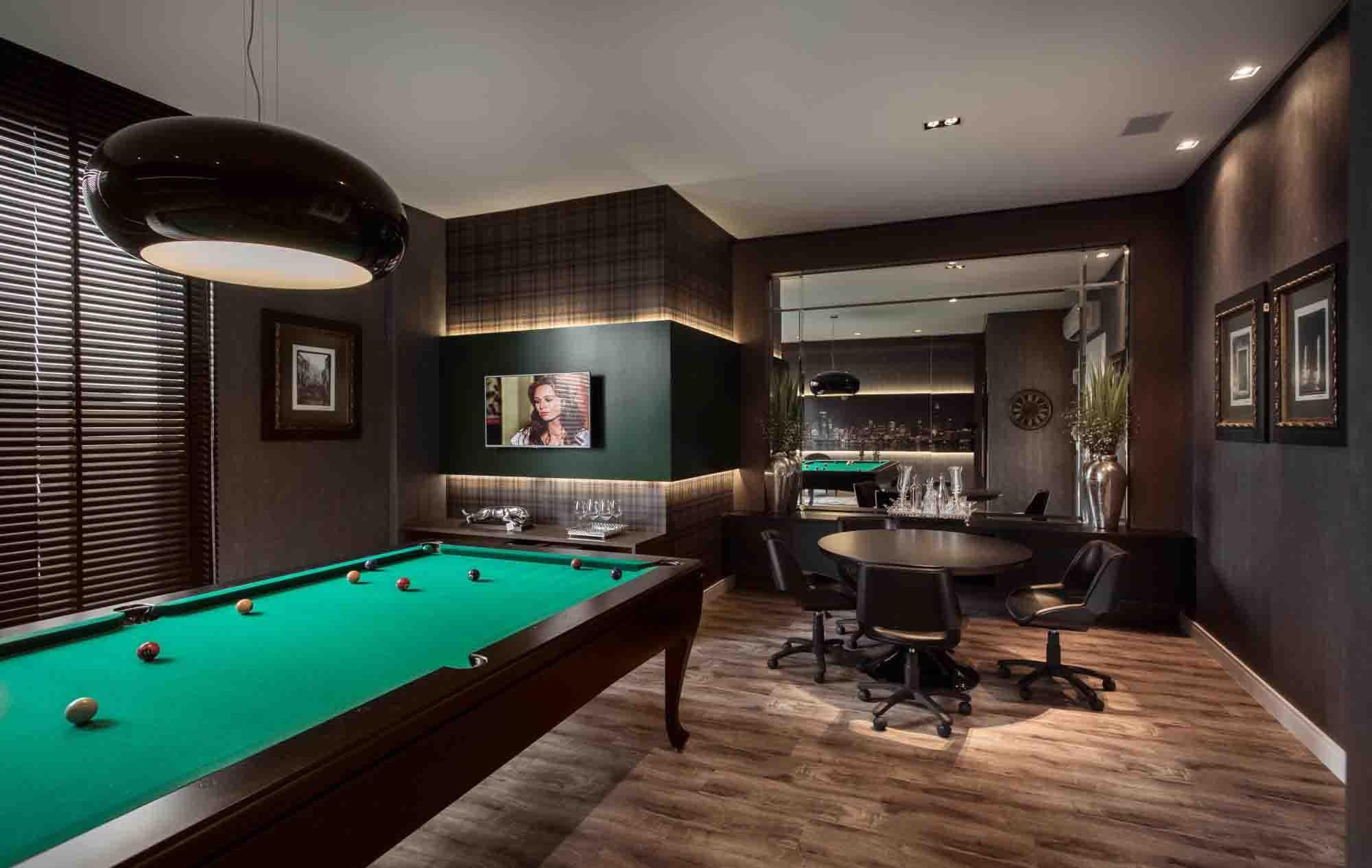 Customizable Modern Luxury Pool Table in Lacquer For Sale 1