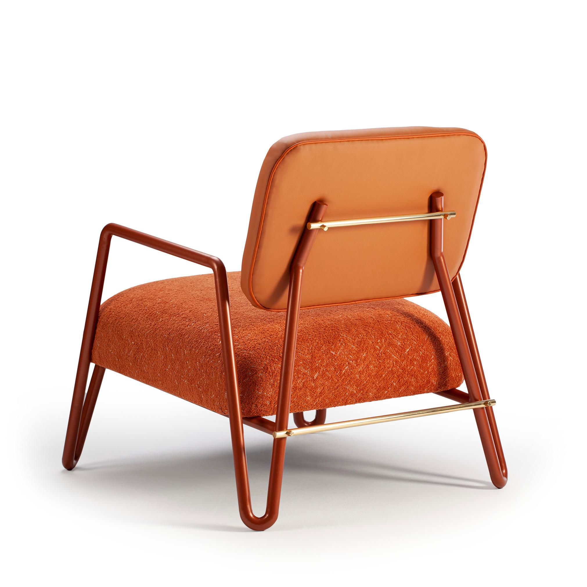 L'iconica poltrona Miami combina linee pulite con una morbida imbottitura, dando vita a un classico moderno senza sforzo e perfettamente proporzionato. In questo caso lo schienale è in ecopelle arancione e la seduta in tessuto arancione.
La