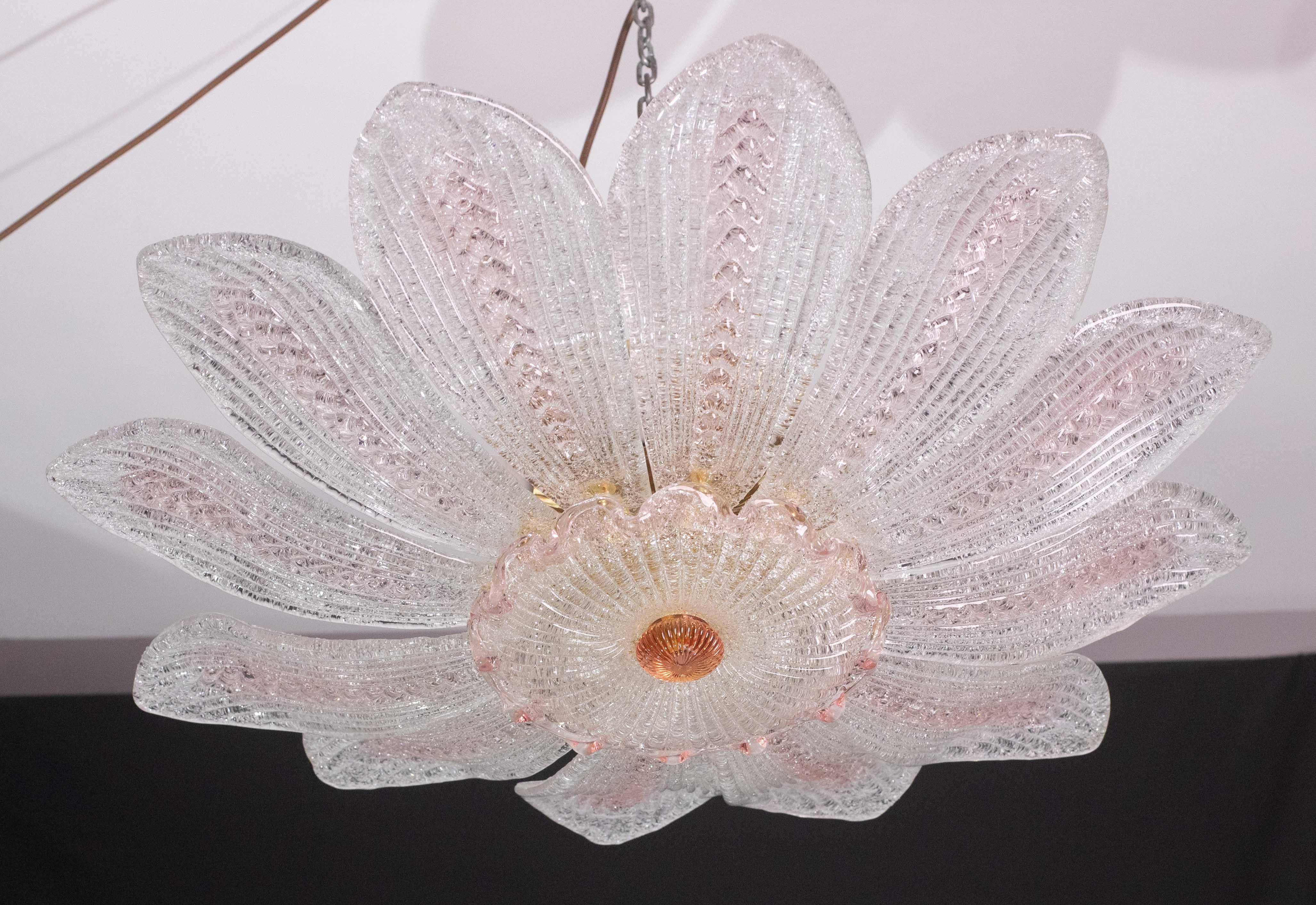 Wunderschöne Deckenlampe aus Murano-Glas, perfekt für die Dekoration eines großen Raumes, mit rosa und transparenten Murano-Glasblättern

Das Licht ist ein Deckenlüster ist 27 Zentimeter, der Durchmesser misst 85 Zentimeter.

Zeitraum: ca.