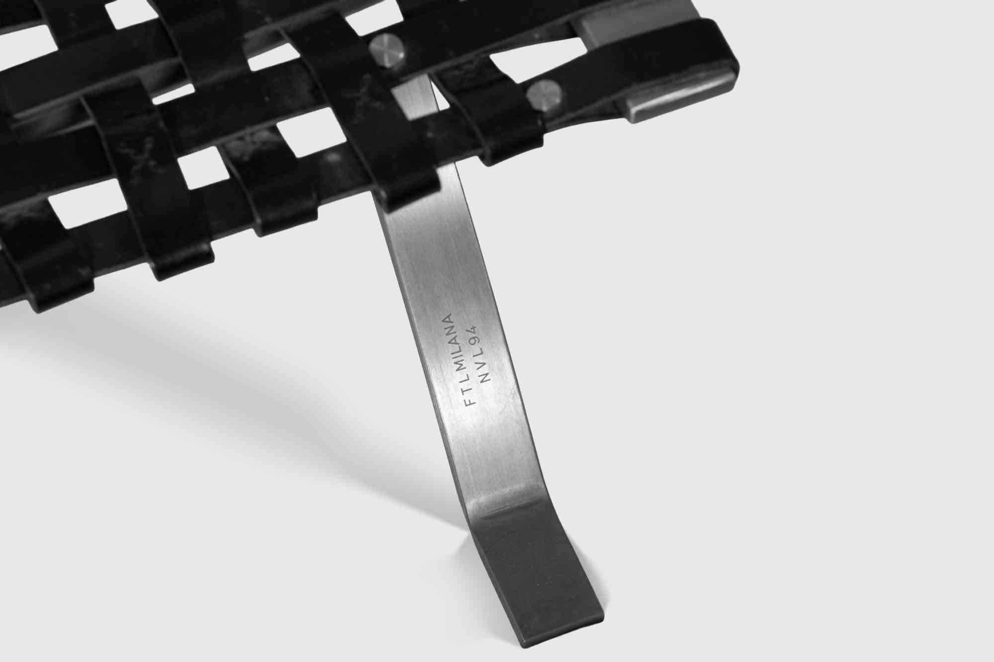 Exceptionnel fauteuil relax des années 1990 par Jean Nouvel pour Steele & Moroni en acier brossé et cuir.

Bracelets en acier forgé, bracelets en cuir de selle noir.

Marqué 