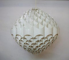 Milanda Havlova:: Kolossale rhythmische Pendelleuchte mit weißen Kunststoffschirmen:: 1960er Jahre