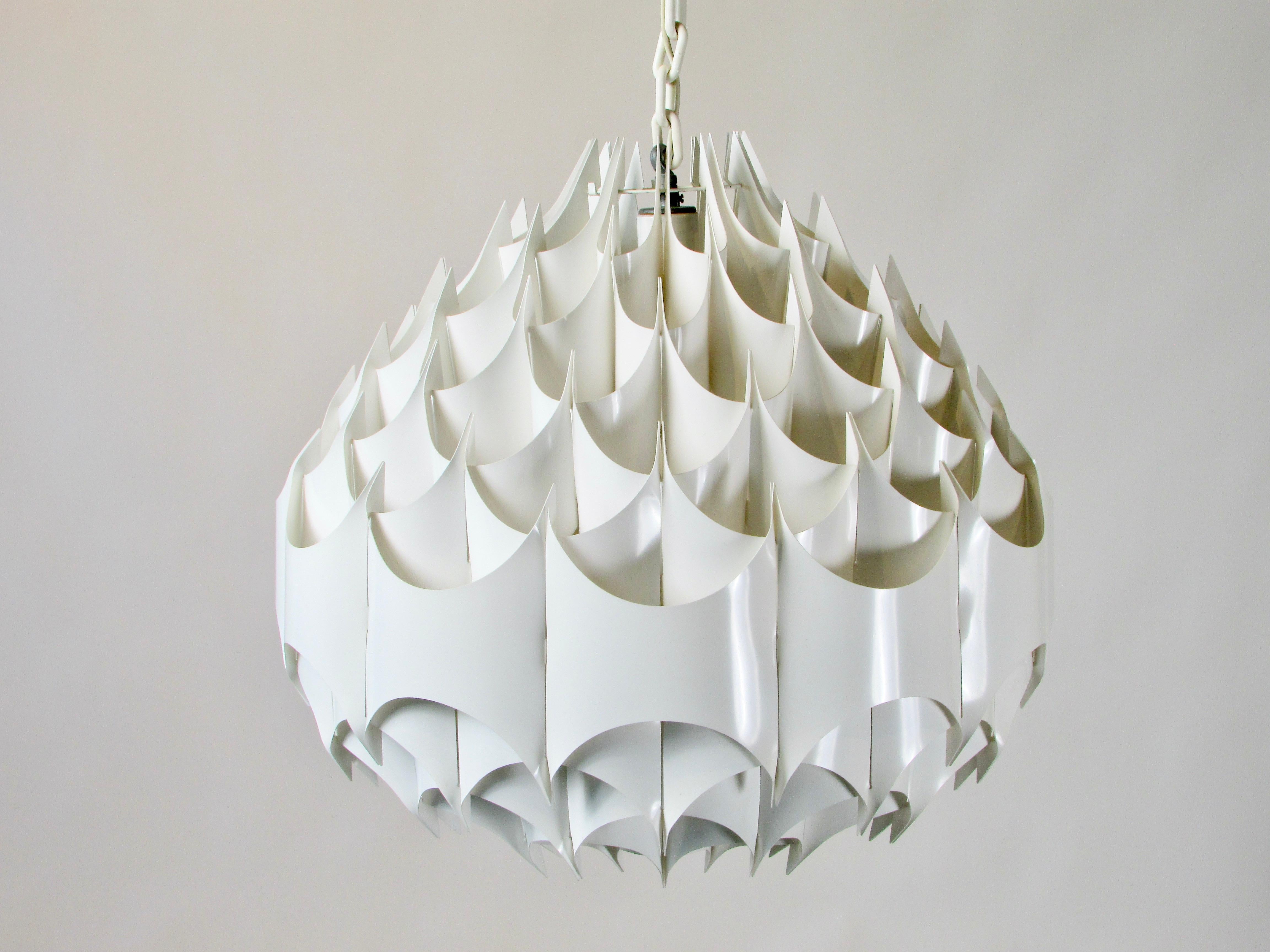 Scandinave moderne Lampe à suspension en forme de globe en acrylique blanc Milanda Havlova pour Vest Austria en vente