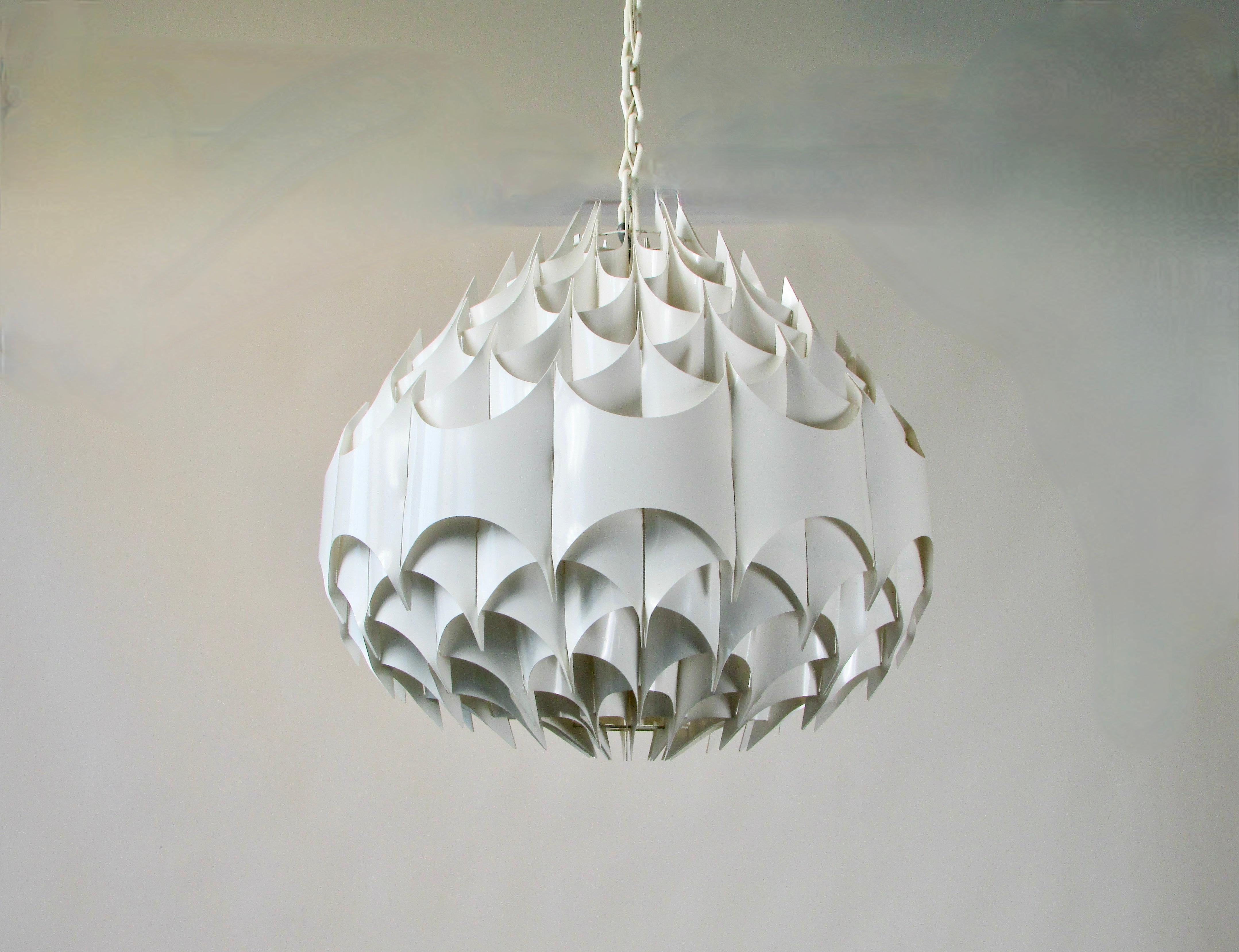 20ième siècle Lampe à suspension en forme de globe en acrylique blanc Milanda Havlova pour Vest Austria en vente