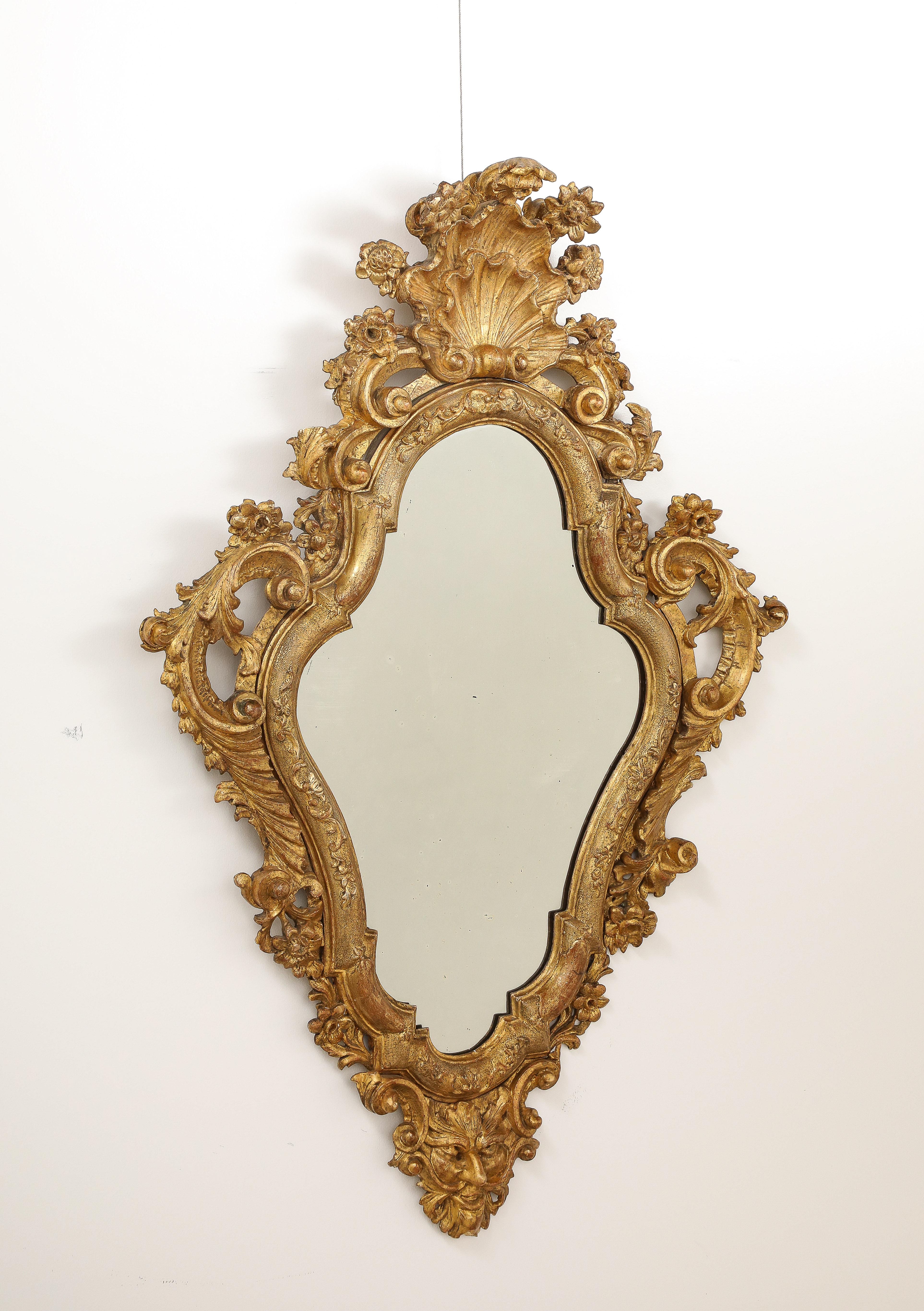 Geschnitzter und vergoldeter Wandspiegel aus der Mailänder Zeit, Italien, um 1750 

Ein überschwänglicher, handgeschnitzter und vergoldeter Mailänder Wandspiegel. Handwerkliche Kunstfertigkeit und Ausführung auf höchstem Niveau mit außergewöhnlichem