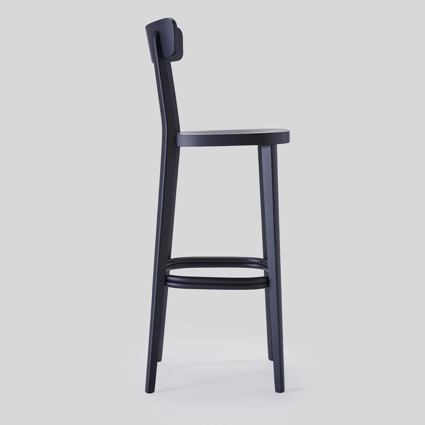 Als moderne Interpretation eines Originaldesigns aus den 60er Jahren aus Livonis ikonischen Kollektionen setzt dieser stilvolle Hocker sowohl im privaten als auch im Objektbereich ein gewagtes Statement. Die zeitlose Eleganz des ganz in Schwarz