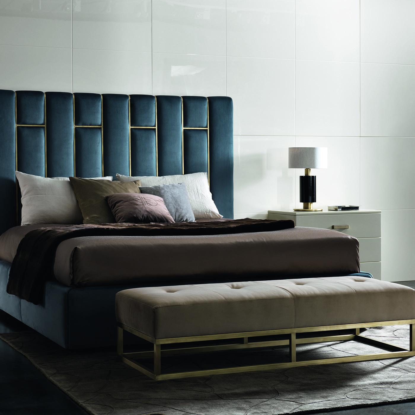 The Milano dedroom bench is a stylish and functional accessory for your contemporary style bedroom. Made from plywood and covered with rubber, Air Soft and a layer of goose down, the bench offers optimal comfort. The brass base has a burnished brass