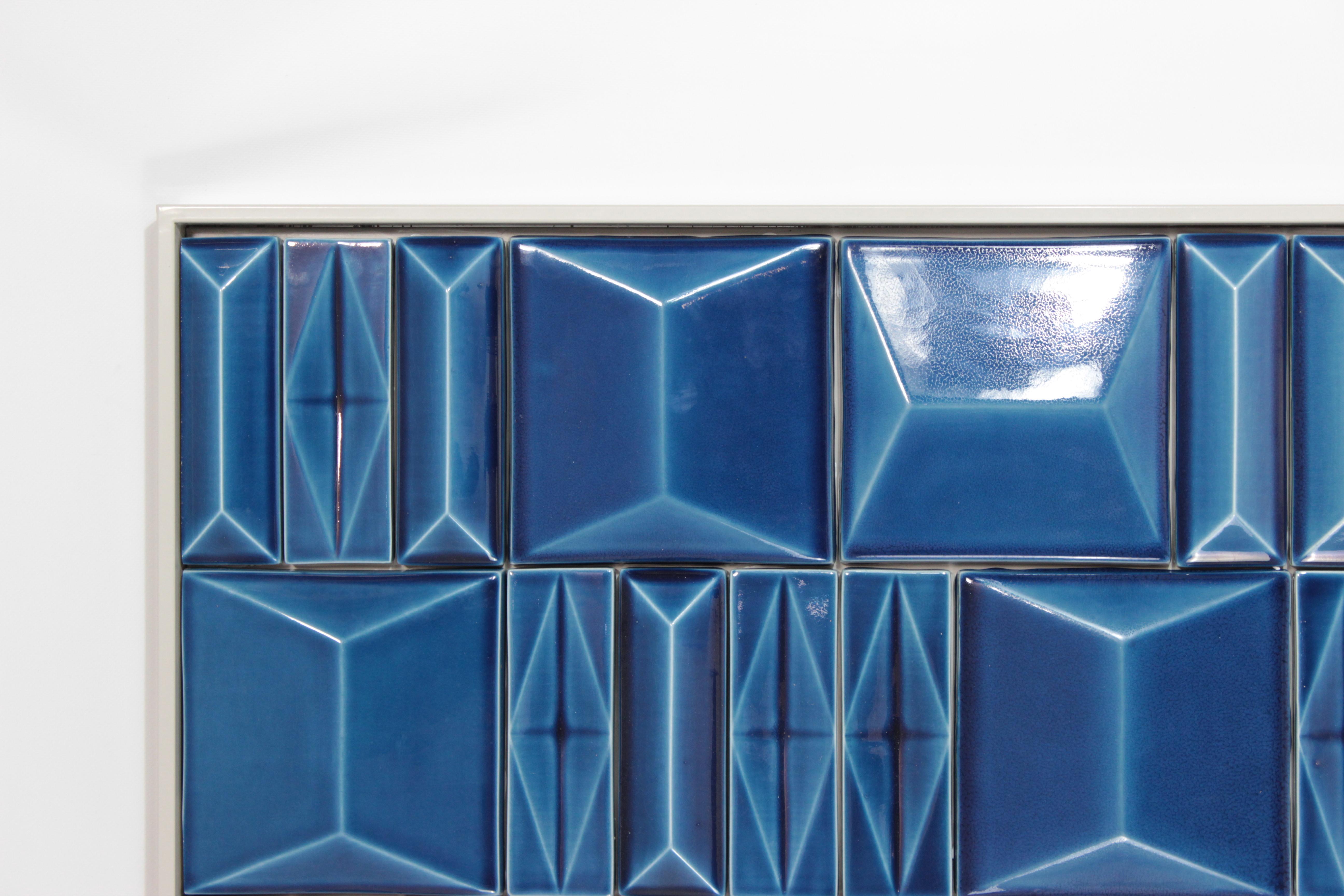 Dieses handgefertigte dekorative Fliesenpaneel kombiniert die traditionellen portugiesischen Fayence-Techniken mit einer modernen Herangehensweise an Formen und Farben. Das Ergebnis ist ein visuell sehr beeindruckendes Stück, das jede Wand belebt