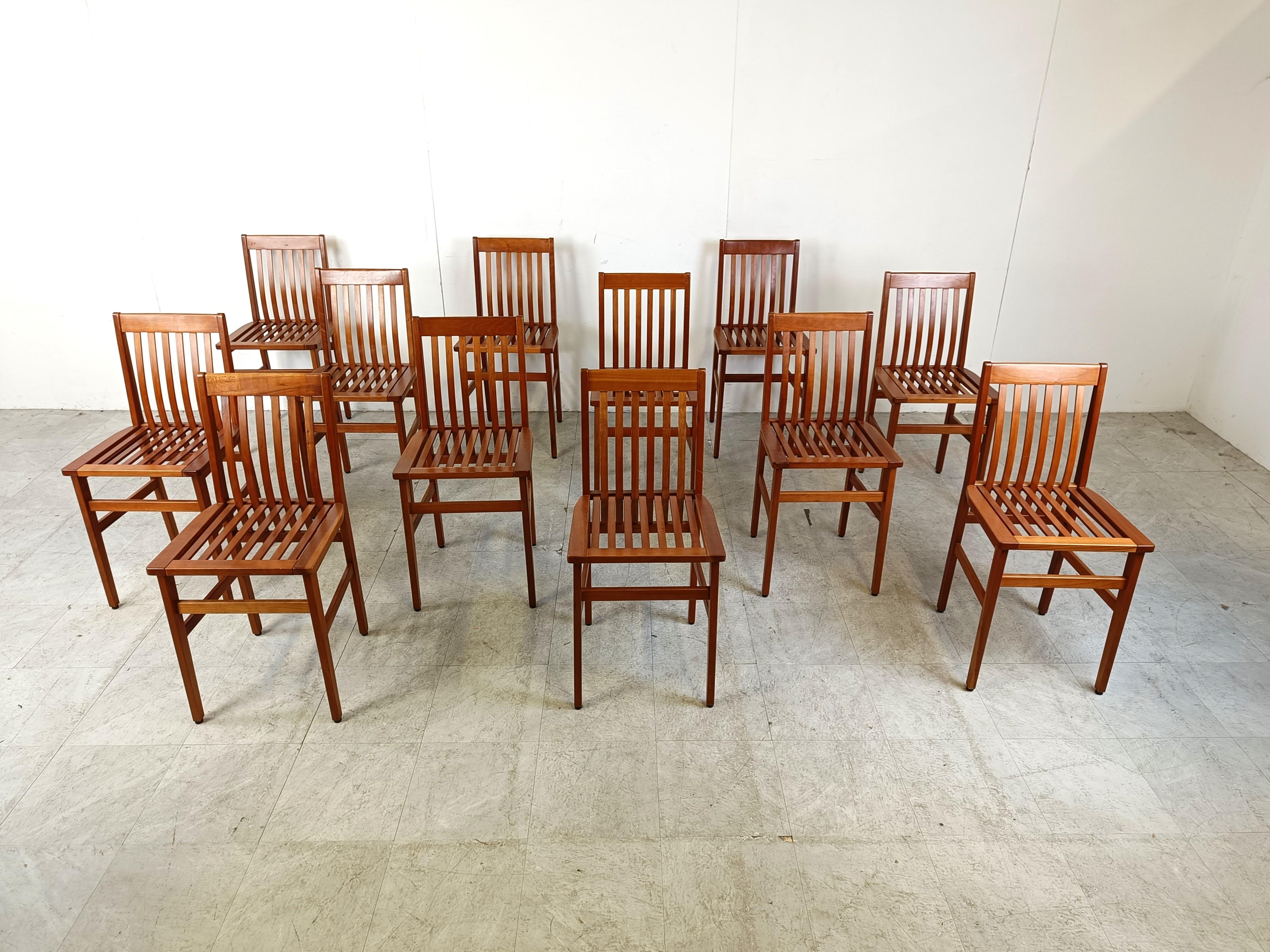 Ensemble de 12 chaises de salle à manger Milano conçues en 1987 par Aldo Rossi pour Molteni.

Exposée dans la collection permanente du musée Molteni, c'est actuellement une chaise assez rare à trouver car elle n'est plus produite.

Il est très rare