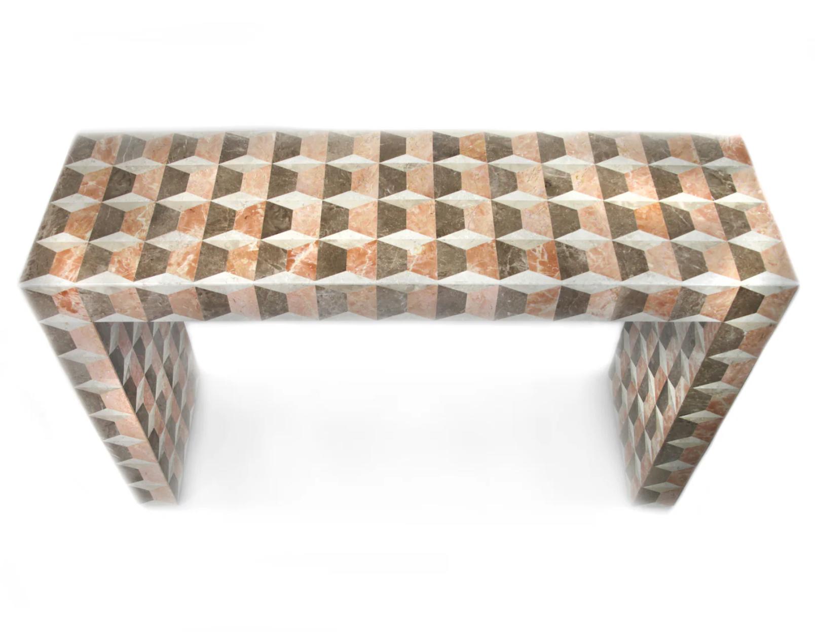 Inspirada en los maravillosos motivos de Fornasetti, la consola Milano es una pieza atrevida para cualquier ambiente. Utilizando piedras fósiles y mármol rosa, los artesanos filipinos incrustaron meticulosamente los materiales naturales siguiendo un