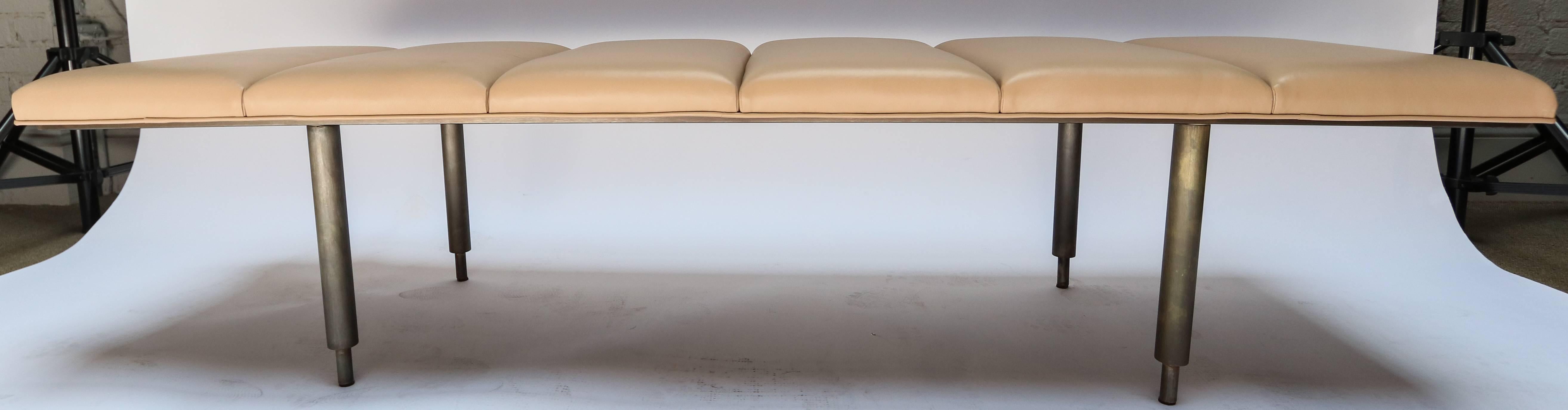 XXI secolo e contemporaneo Panchina Milano Custom in metallo con seduta in pelle beige di Adesso Imports in vendita
